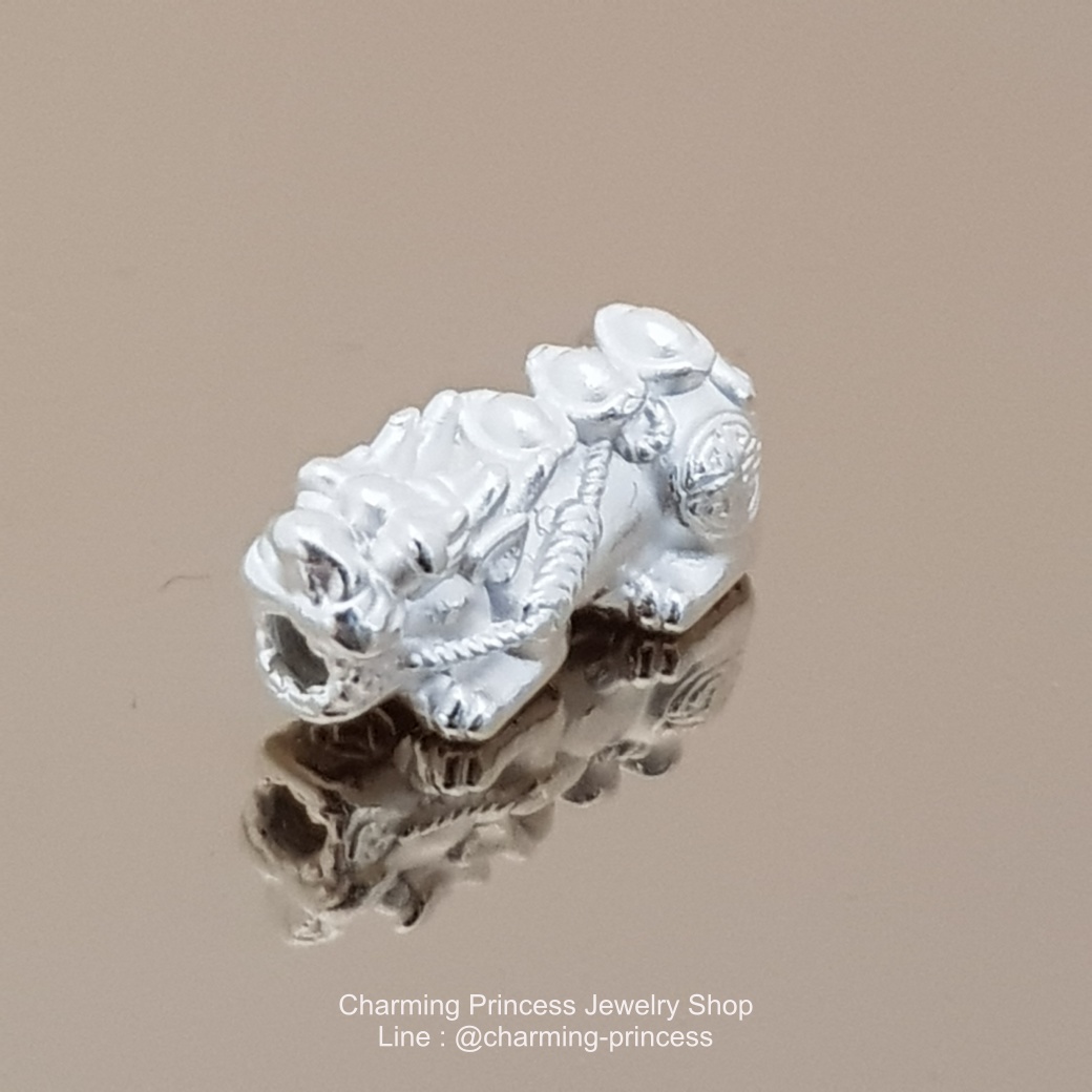 ปี่เซี๊ยะ ชาร์มปี่เซี๊ยะ เงินแท้ 99.99% แบกทอง 3 ก้อน ตัวคั่นสร้อยข้อมือ ชาร์มเงินแท้ 99.99% Size M เหมาะกับหินไซส์ 8-10 มม ปี่เซี๊ยะ ชาร์มปี่เซี๊ยะ เงินแท้ 99.9% ชุบทอง ตัวคั่นสร้อยข้อมือ ชาร์มเงินแท้ 99.9% ขนาด กว้าง 8 มม ยาว 19 มม