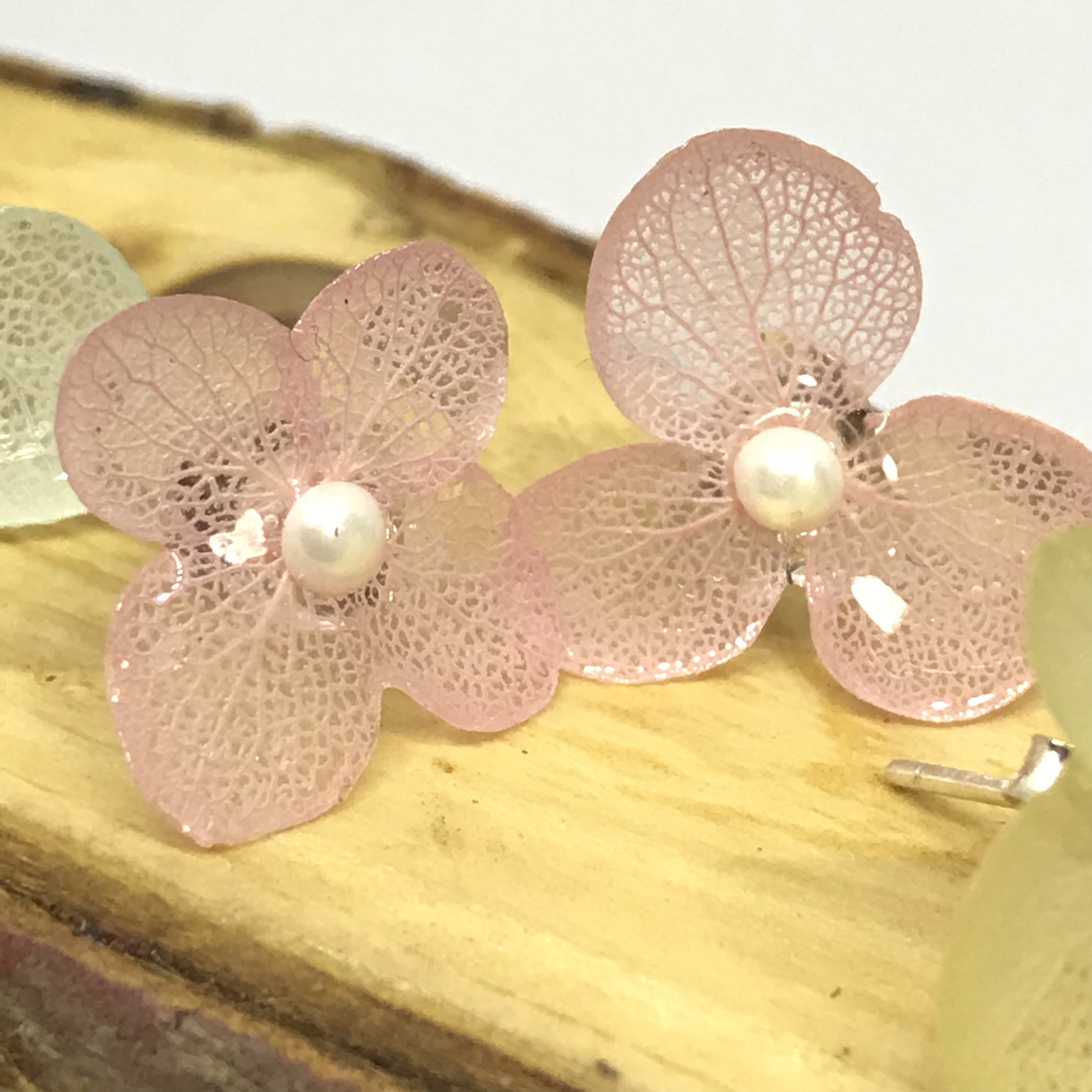 Hydrangea ear stud