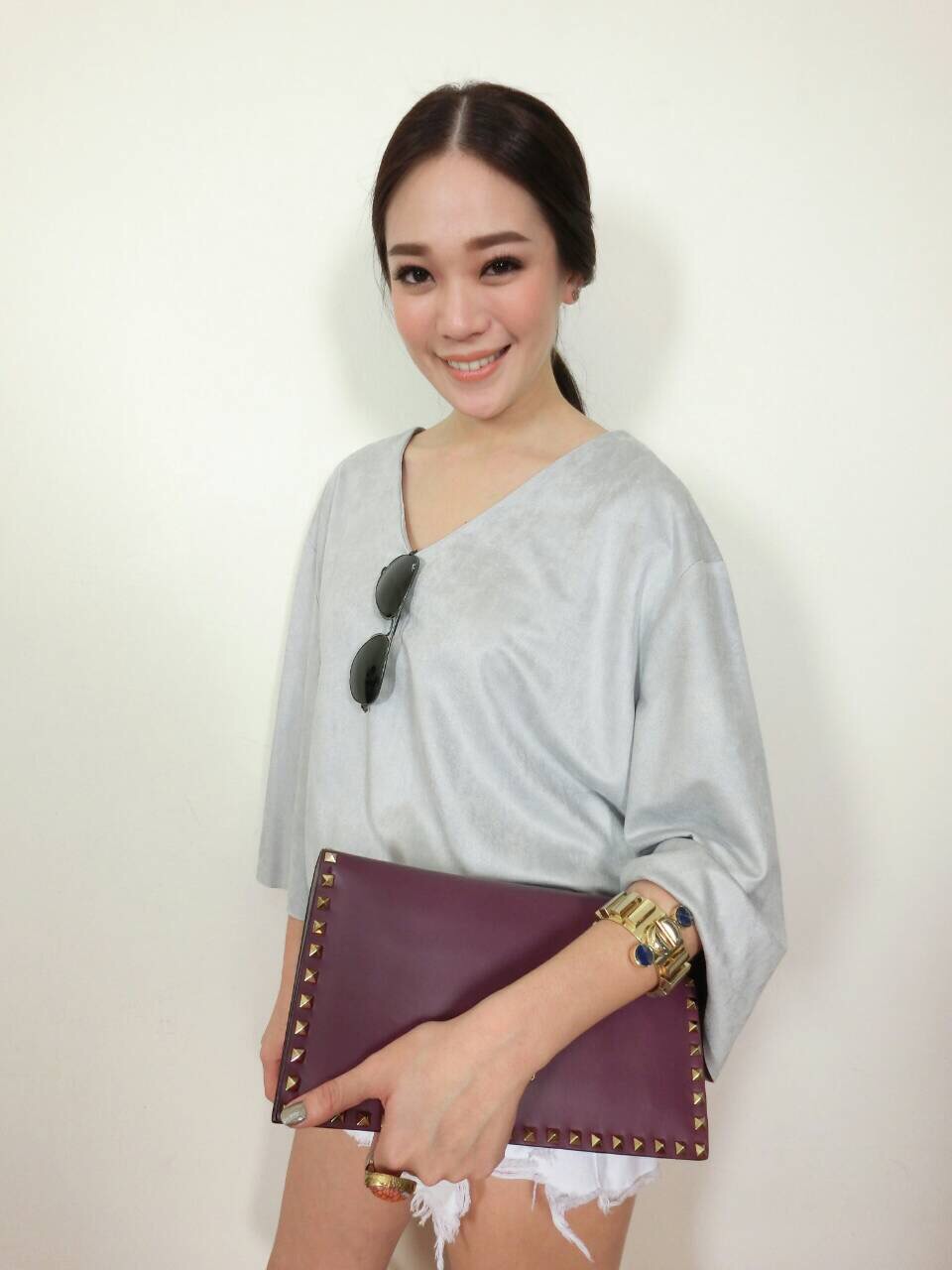 เสื้อคอวีทรงoversize ผ้าหนังกลับเนื้อนุ่มมาก ผ้าทิ้งตัวสวยค่ะ