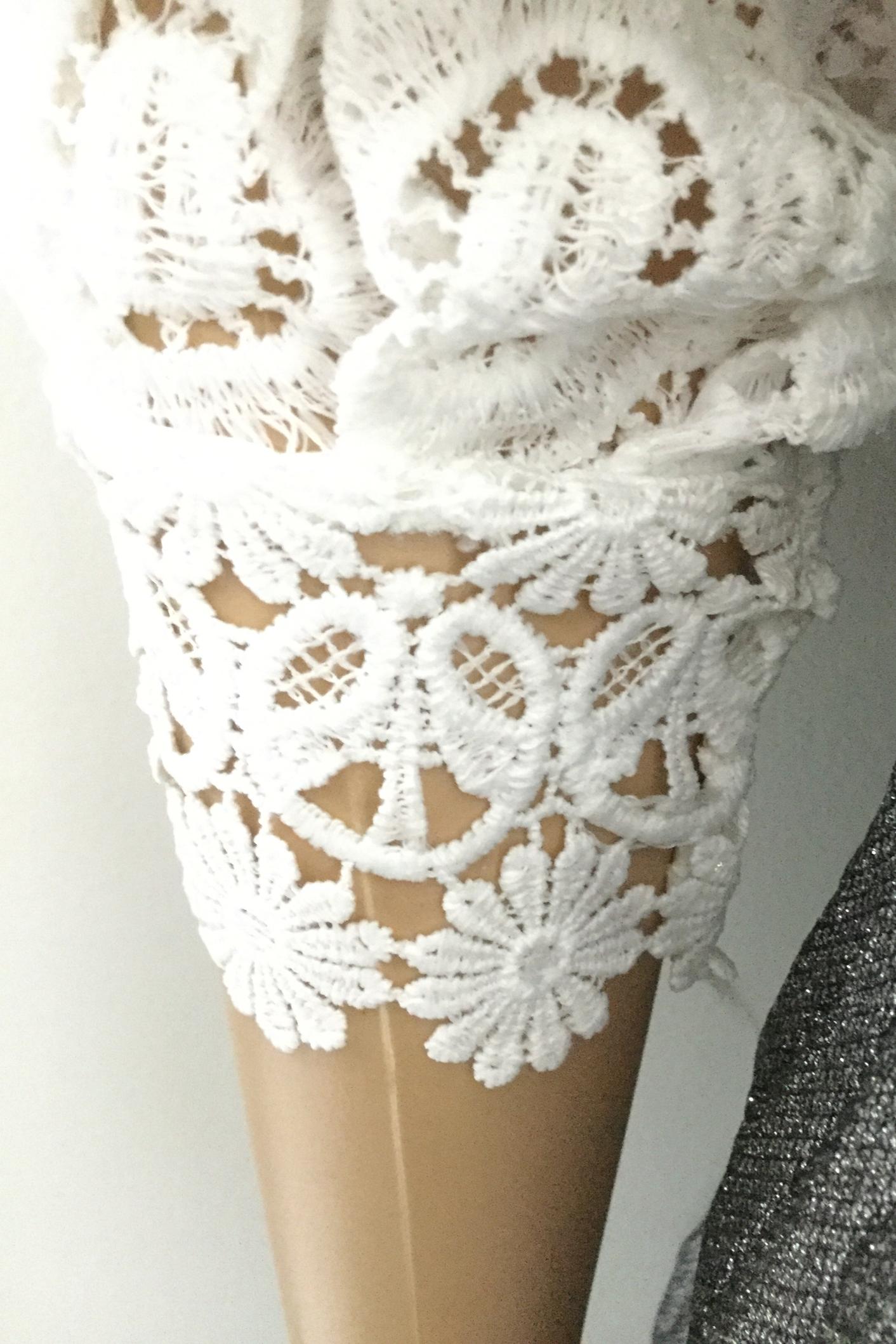 มาเพิ่มค้ะ!! เสื้อแขนยาวลูกไม้ฉลุ Self Portrait ดีไซน์คอลูกไม้ระบายน่ารัก แขนยาวจั้มข้อมือ คัตติ้งเนี้ยบ ซิปรูดหลัง แบบเก๋มากค่ะ (ดาราเซเลปใส่กันตรึม)