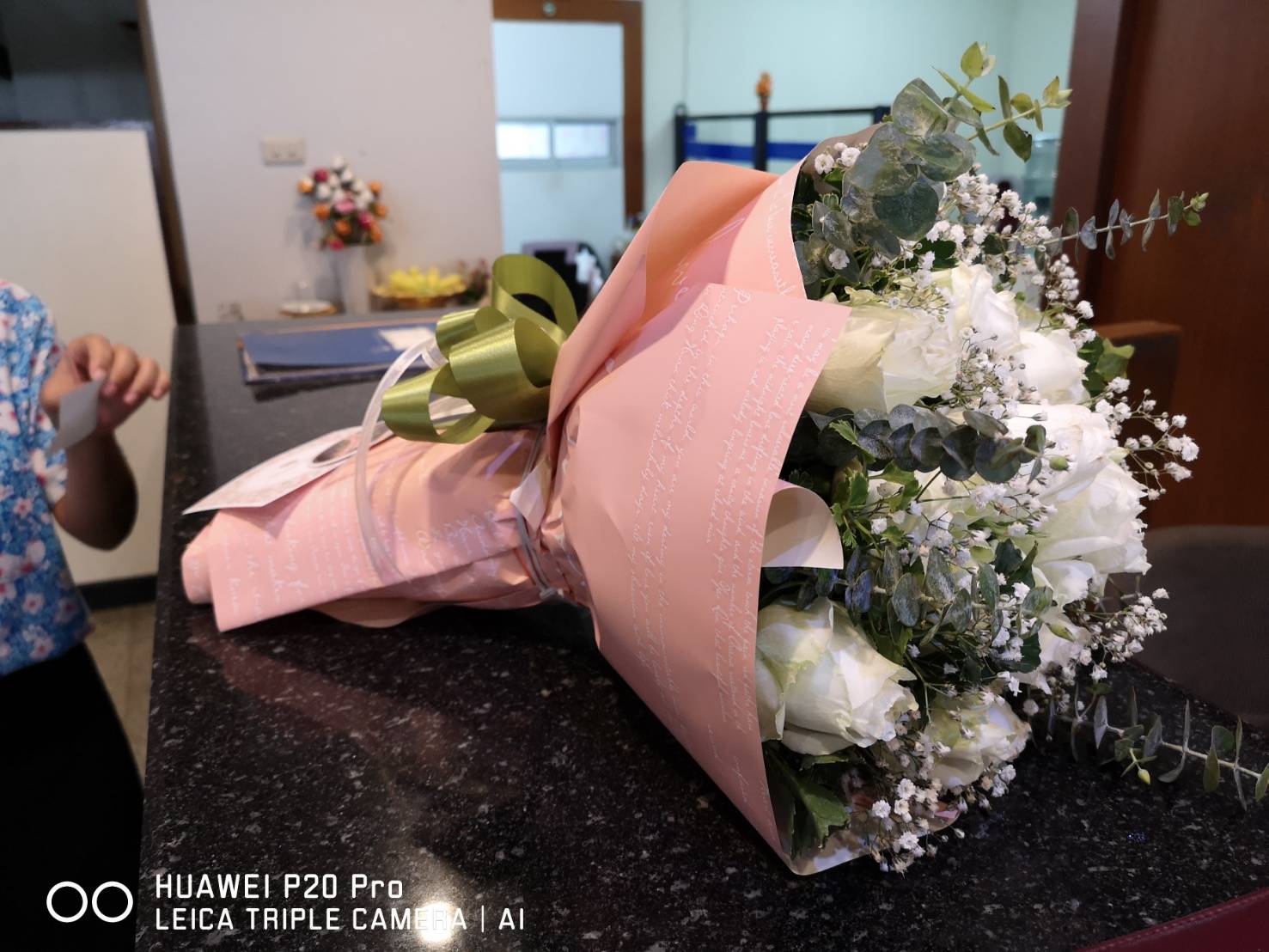 ช่อดอกกุหลาบสีขาวขอแฟนแต่งงาน