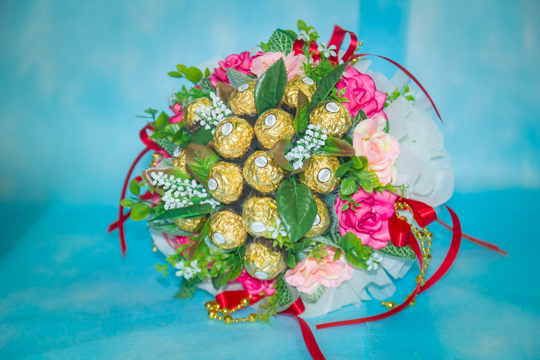 ช่อเฟอเรโร่ (Ferrero Rocher) 15 ลูก ดอกกุหลาบสีชมพูหวาน กระดาษสีขาว ต้อนรับเทศกาลวันวาเลนไทน์