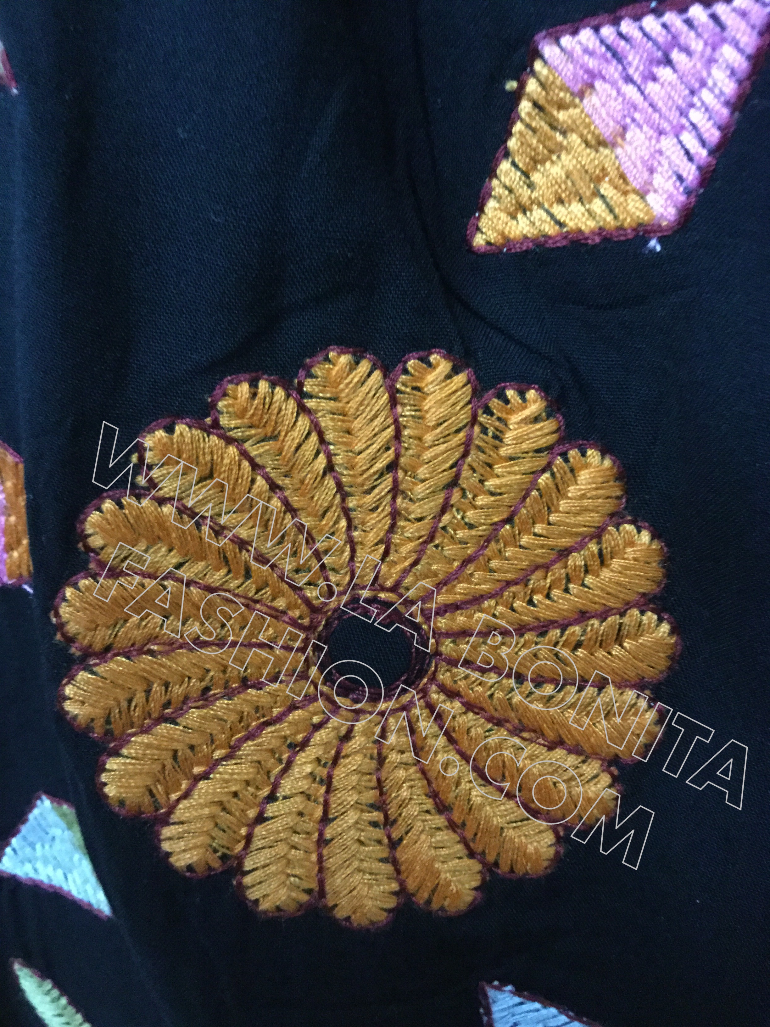 พร้อมส่ง เดรสโบฮีเมียนคอวี ปักลายดอกไม้สีสันสดใส มีเชือกไว้รูดปรับช่วงเอวให้เข้ารูป