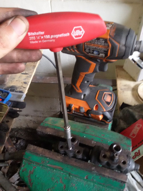 SX01 ดอกถอนเกลียวซ้าย USA แบบมีหัวสว่านในตัว ใช้ถอนสกรู หัวน็อตที่เสีย/ขาดคารู ยกชุด 4 ดอก 4 ขนาด