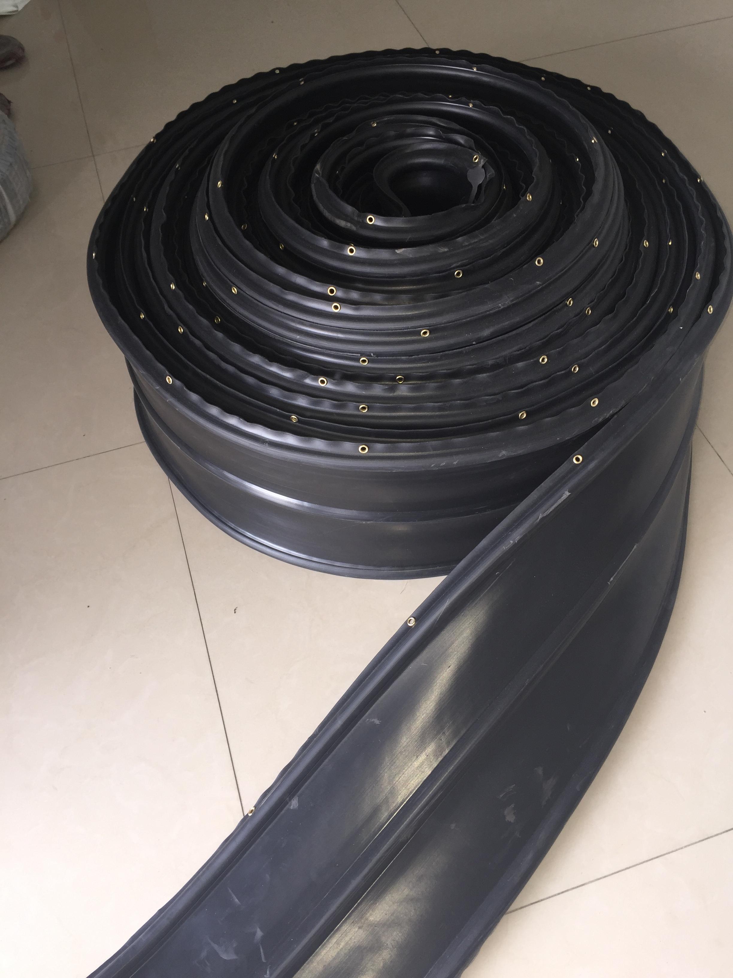 [งดจำหน่ายชั่วคราว]A8ae PVC Waterstop ขนาด 8 นิ้ว 3 ปุ่ม หนา 5 มม. แบบมีตาไก่(25 เมตร)