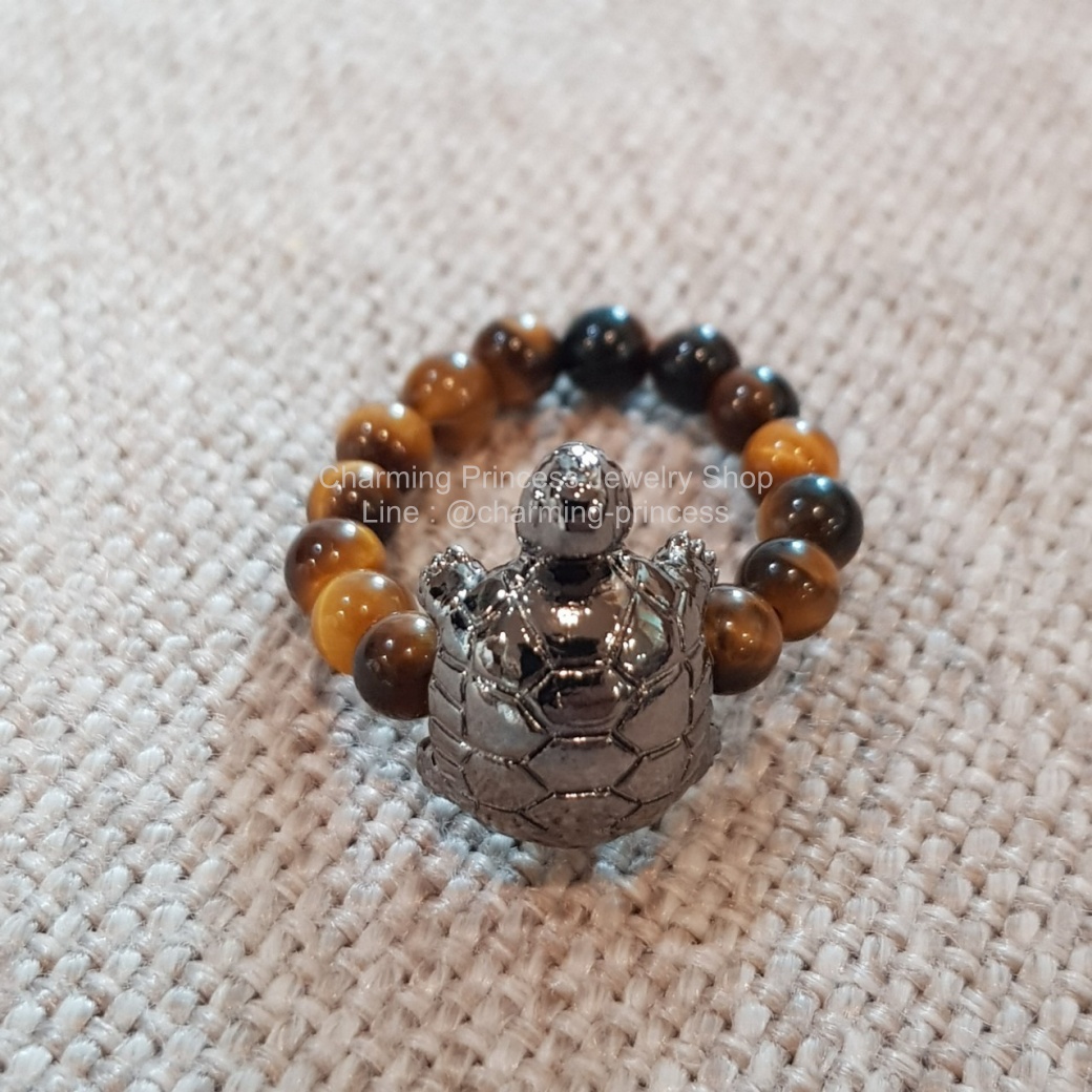 แหวนหินตาเสือ ร้อยพร้อมพญาเต่าเรือนล้าน ฐานุตตโม วัดโตนด นครราชสีมา สีลงดำ เครื่องรางของขลัง โชคลาภ ดูดทรัพย์ มีรูร้อยเป็นแหวนหรือสร้อยข้อมือได้ค่ะ ทุกชิ้นมีตัวเลขแกะประจำองค์อยู่ด้านหลัง