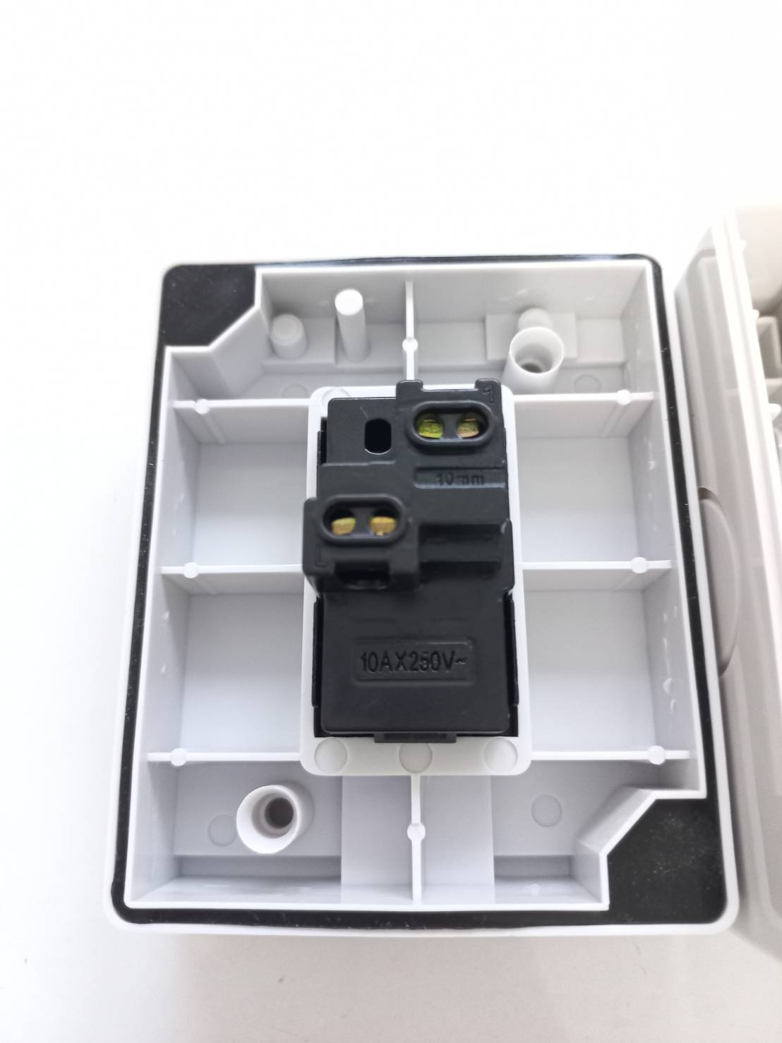 OT172 สวิทกดกริ่งกันน้ำ กันฝุ่น 1 ช่อง ฝาเปิด-ปิด ได้ 220V/10A