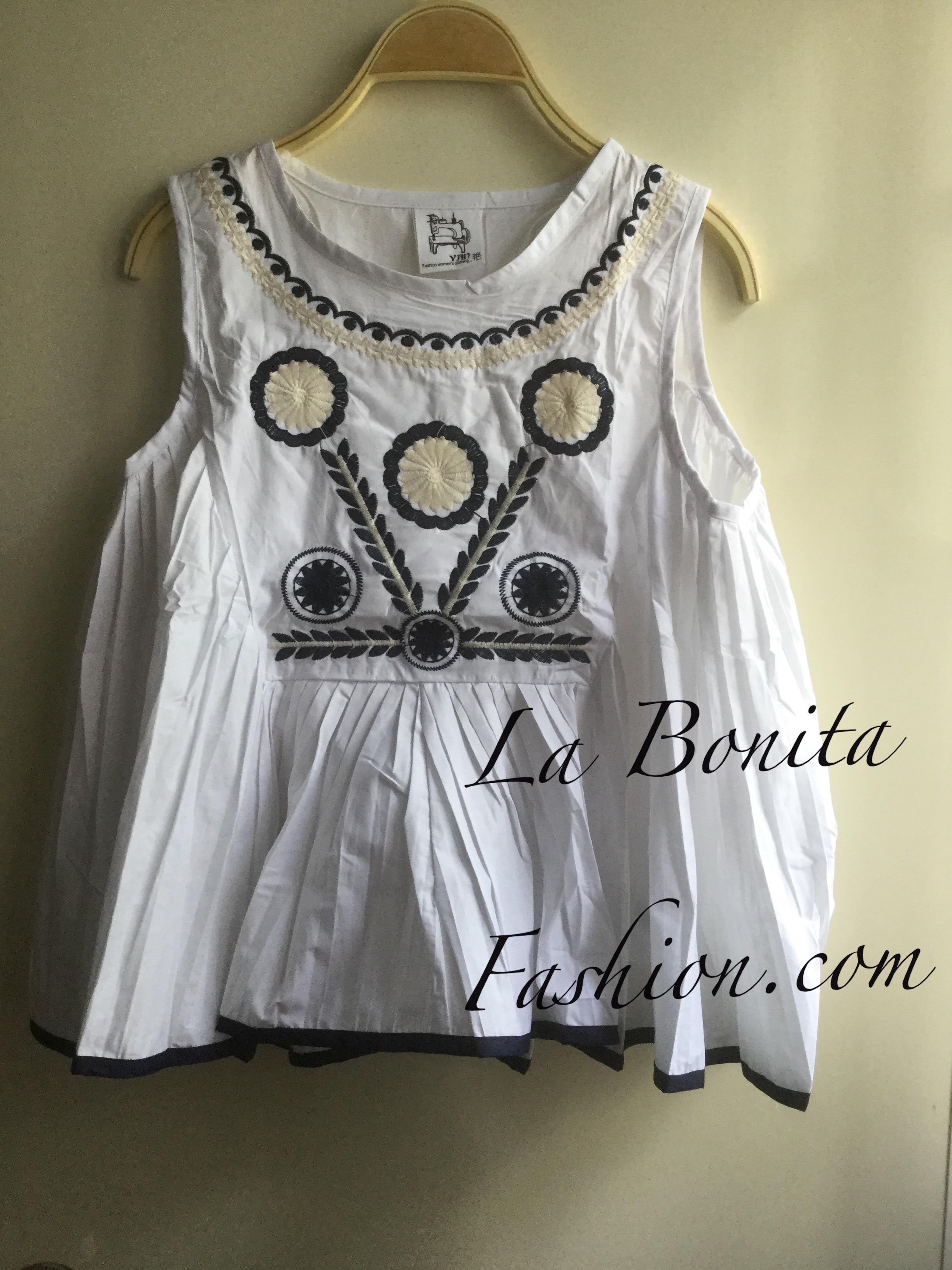 New!! เสื้อแขนกุดสีขาวทรงน่ารัก ลายปักสวยแน่น ผ้าCotton เนื้อดีมากค่ะ ใส่กับขาสั้นน่ารักค่ะ