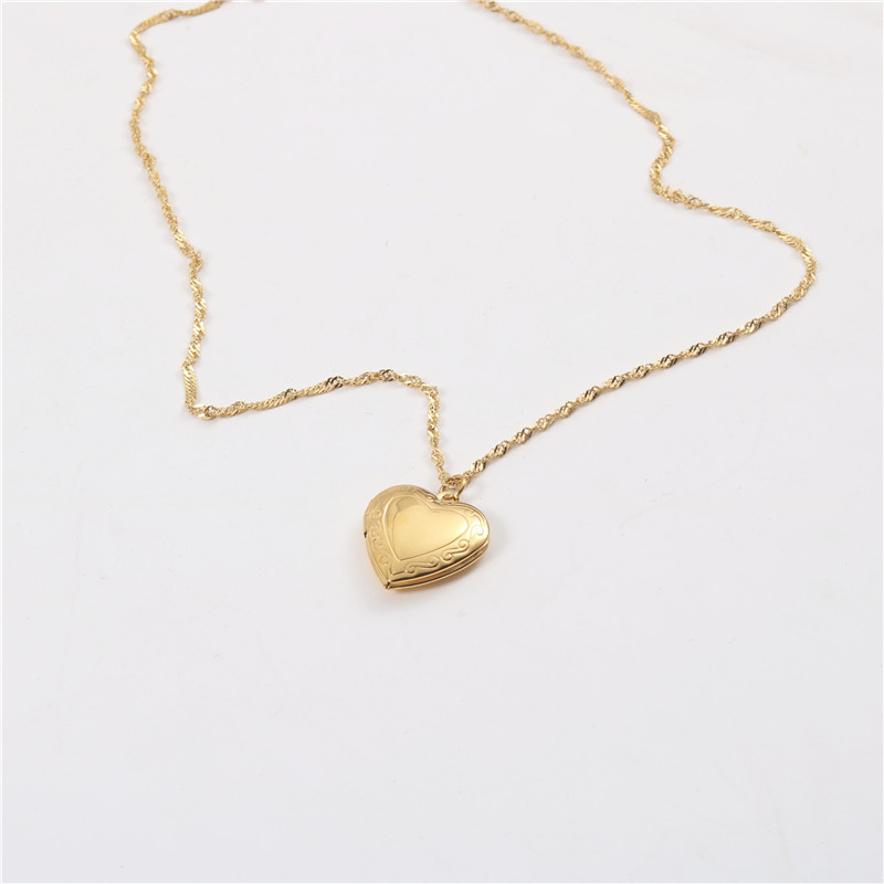 “เช็คสินค้าทัก line ก่อนโอนนะคะ”สร้อยคอสำหรับผิวแพ้ง่าย Heart locket_NT370