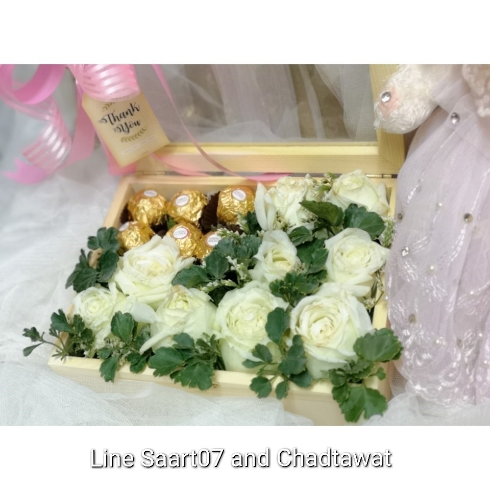 กล่องดอกไม้ พร้อมธนบัตร (Flower Box)