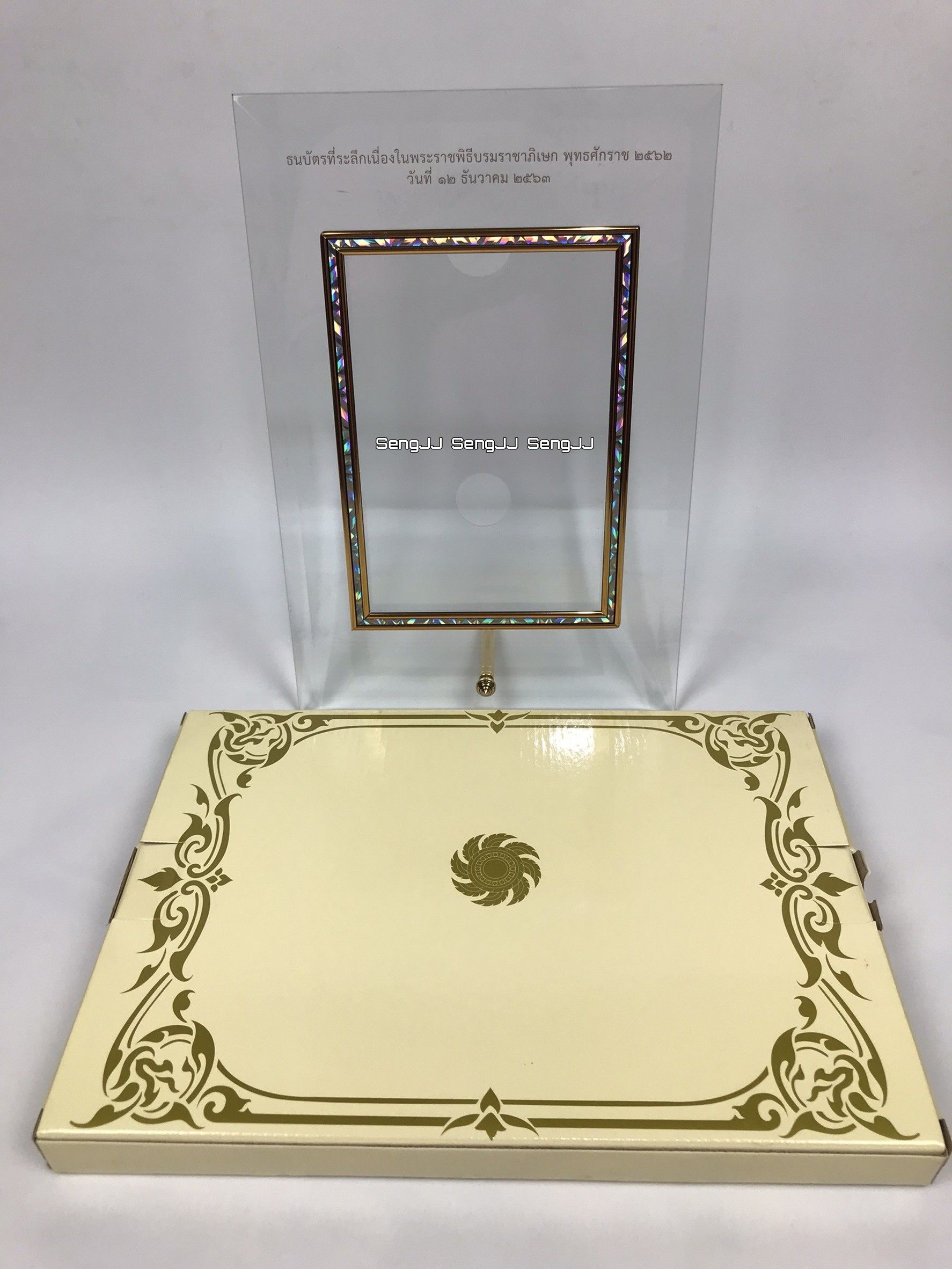 กรอบกระจกใส่แบงค์ (กรอบอย่างเดียวไม่มีแบงค์) ธนบัตร 1,000 บาท ที่ระลึกพระราชพิธีบรมราชาภิเษก รัชกาลที่ 10 พ.ศ.2562