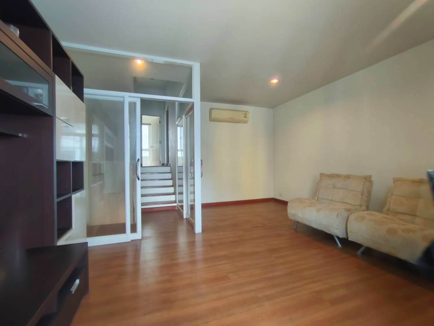 ทาวน์โฮม 3 ชั้น บ้านกลางเมืองสวิสทาวน์ ซ.ประเสริฐมนูกิจ 25 ถ.เกษตร-นวมินทร์ ลาดพร้าว บ้านอยู่หน้าคลับเฮ้าส์ ทำเลดี บ้านสวย พร้อมอยู่ Baan Klang Muang Swiss Town