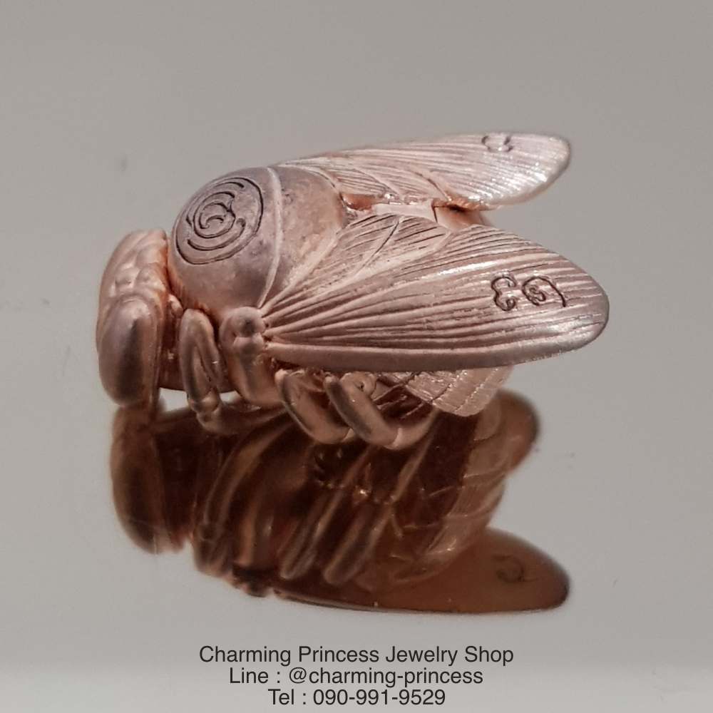 พญาภู่คำ ต่อเงินต่อทอง เนื้อทองแดง เครื่องรางของขลังทำพิธีปลุกเสกแล้วคะ พญาแมลงภู่คำนี้ นับเป็นเอกทางโชคลาภ เมตตา ส่งเสริมดวงชะตาให้มั่งคั่ง ทั้งทรัพย์สิน ยศศักดิ์ เป็นที่รักใคร่เอ็นดูของผู้คนทั้งหลาย อีกทั้งยังป้องกันคุณไสยมนต์ดำ