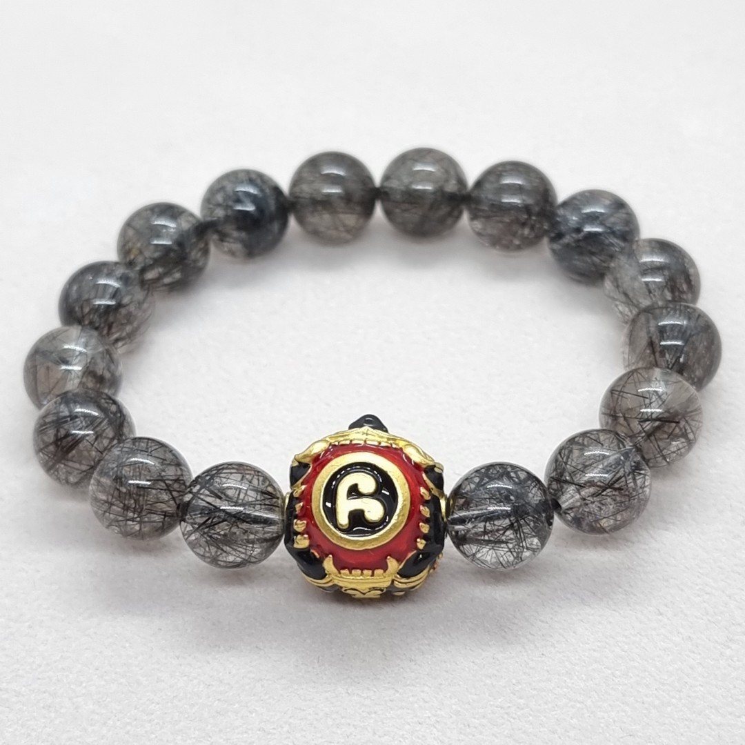 ลูกอมพระราหูนอโม ศรีวิชัย เนื้อสัมฤทธิ์ชุบทอง ลงยาสีดำแดง พลิกหนุนดวงชะตาราศีกลับร้ายกลายเป็นดี เสริมดวงหนุนดวงชะตา เสริมฐานะและเสริมเป็นความมงคลต่างๆในชีวิต และ ป้องกันภยันตราย ร้อยพร้อม แก้วขนเหล็ก หรือ ไหมดำ 10 มม *โปรดใช้วิจารณญาณ*