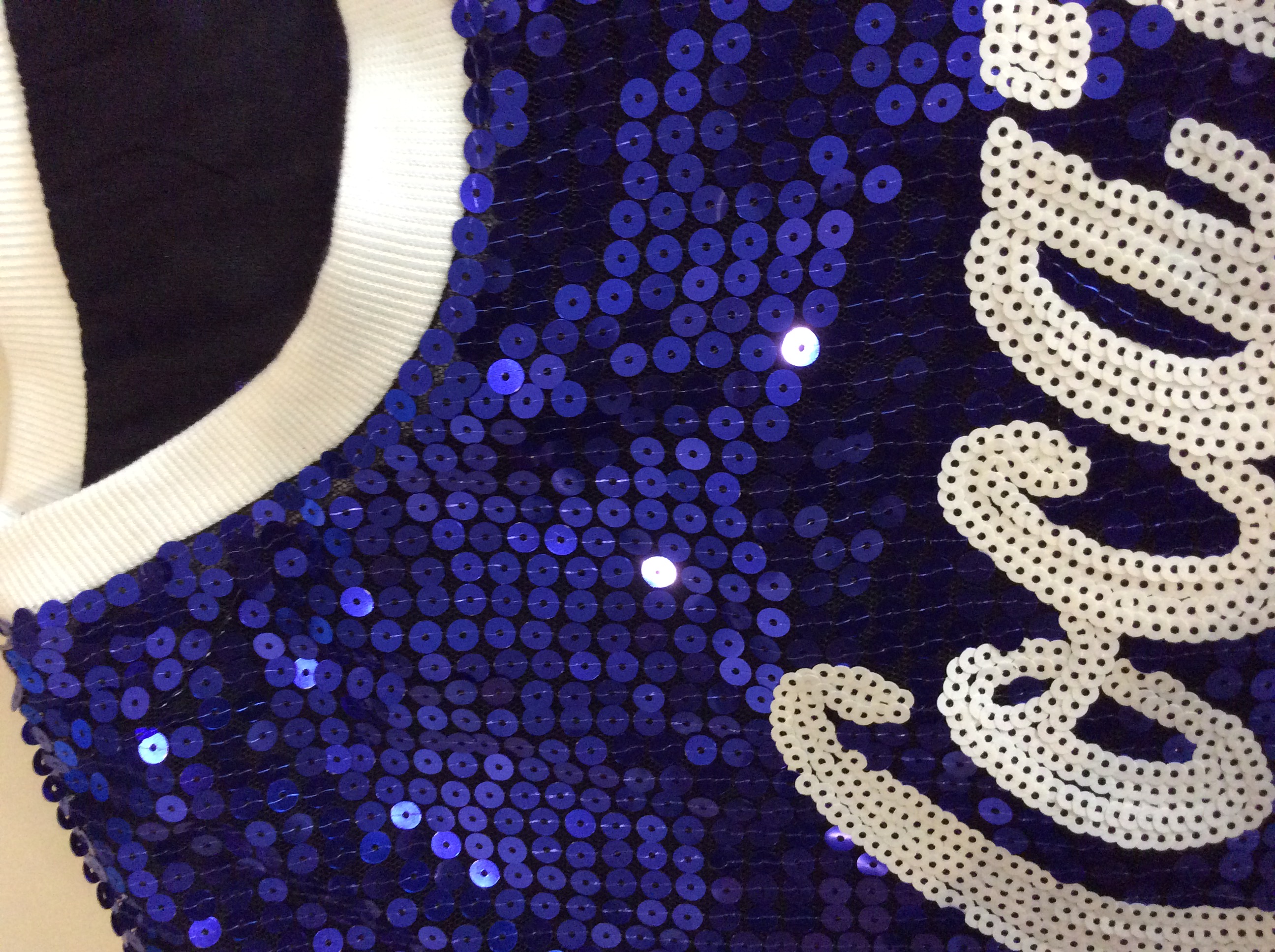 KOREA ITEM COCA COLA TOP สินค้าพร้อมส่งจร้า ห้ามพลาดเลยน่ะค่ะสาวๆ สำหรับเสื้อรุ่นนี้ แม่ค้าช๊อปปชอบ เสื้อวิ๊ง Coca Cola งานปักแน่นๆ ปราณีตสุดเลยจร้า แมทซ์กับ อะไรก็เริสคร้า แม่ค้าการันตรีเลยยย เหมาะกับสาวๆทุกไซค์เลย น่ะค่ะ