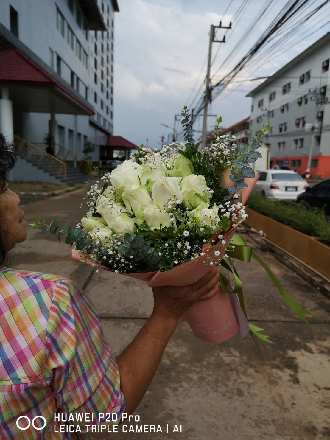 ช่อดอกกุหลาบสีขาวขอแฟนแต่งงาน