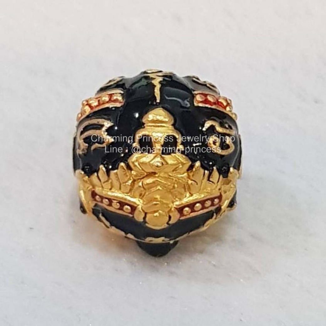 ลูกอมพระราหูนอโม ศรีวิชัย เนื้อสัมฤทธิ์ชุบทอง ลงยาสีดำแดง พลิกหนุนดวงชะตาราศีกลับร้ายกลายเป็นดี เสริมดวงหนุนดวงชะตา เสริมฐานะและเสริมเป็นความมงคลต่างๆในชีวิต และ ป้องกันภยันตราย