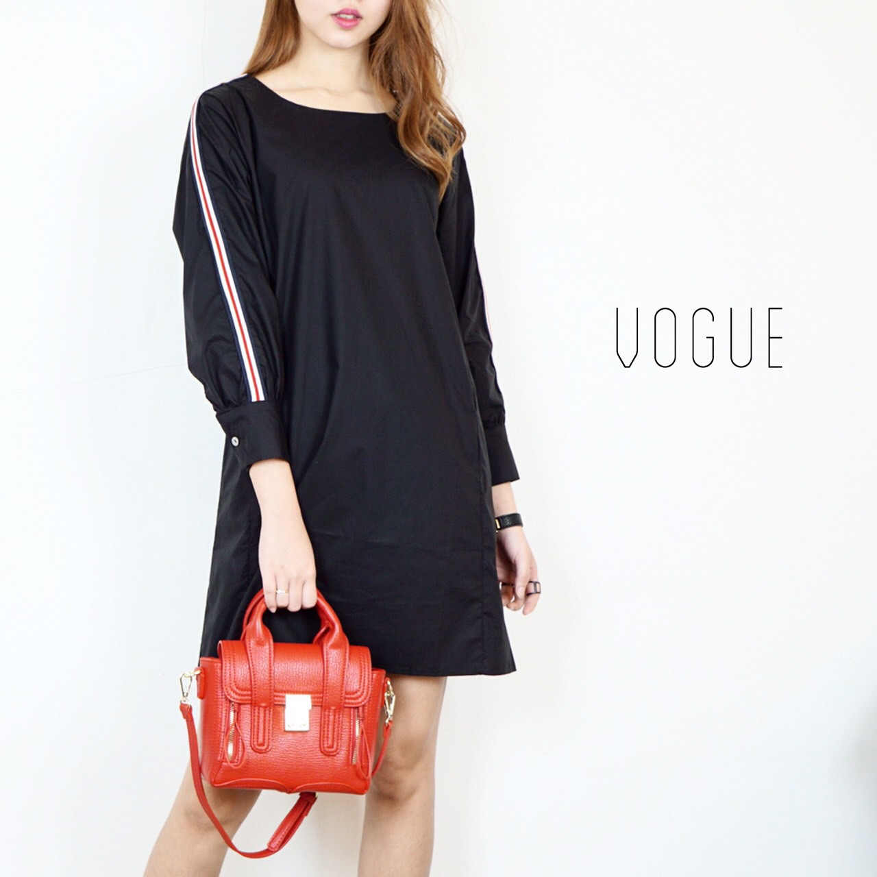 เดรสคอกลม แขนยาว แต่งลายแถบที่ช่วงแขน เจาะกระเป๋าคู่ด้านข้าง ให้ลุคสไตล์เกาหลี รุ่นนี้ใช้ผ้าคอตตอนอย่างดี เนื้อผ้าลื่นๆ ใส่สบายค่าา