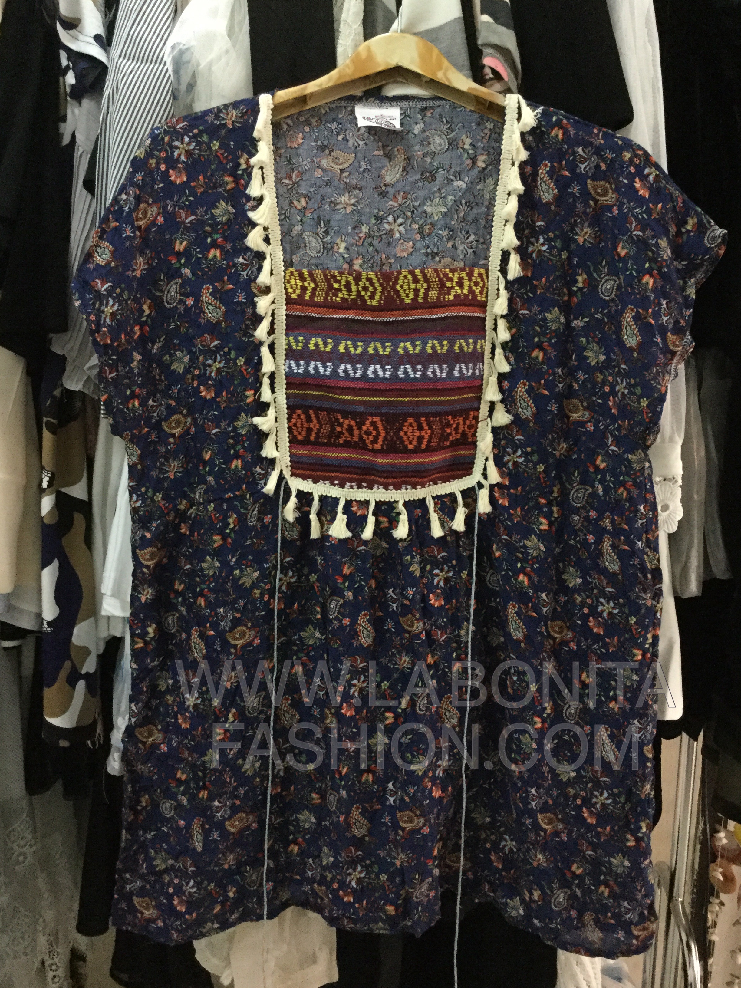 เดรสสั้นทรงสวยน่ารักสไตล์โบฮีเมียนช่วงอกตัดต่อด้วยผ้าลายชนเผ่า