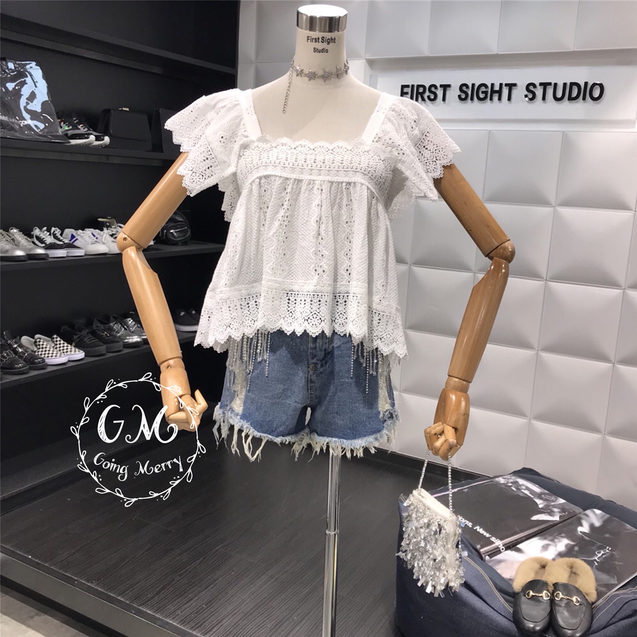 เสื้อลูกไม้สีขาว น่ารักๆ