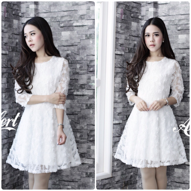 เดรส ribbons rose เป็นเดรสผ้ามีเทคนูนดอกกุหลาบริบบิ้น