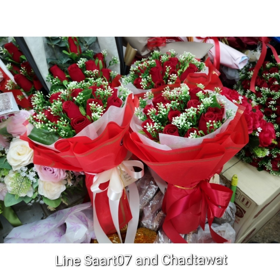 ช่อดอกกุหลาบแห้ง ห่อด้วยกระดาษสีแดง