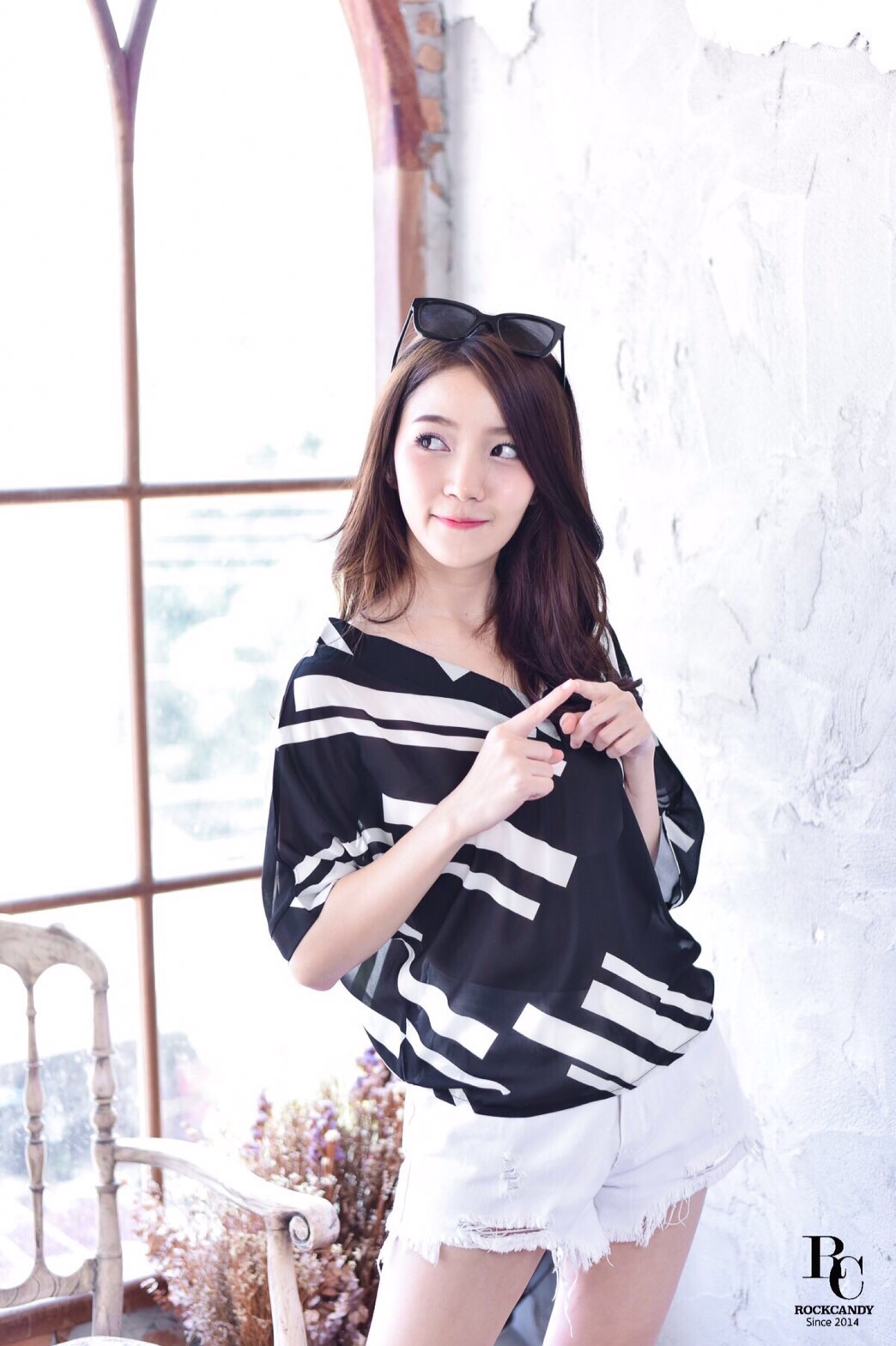 เสื้อเนื้อผ้าชีฟองแขน3ส่วน ลายดำขาว ใส่ได้หลายโอกาสค่ะ Freesize สีเดียวค่ะ