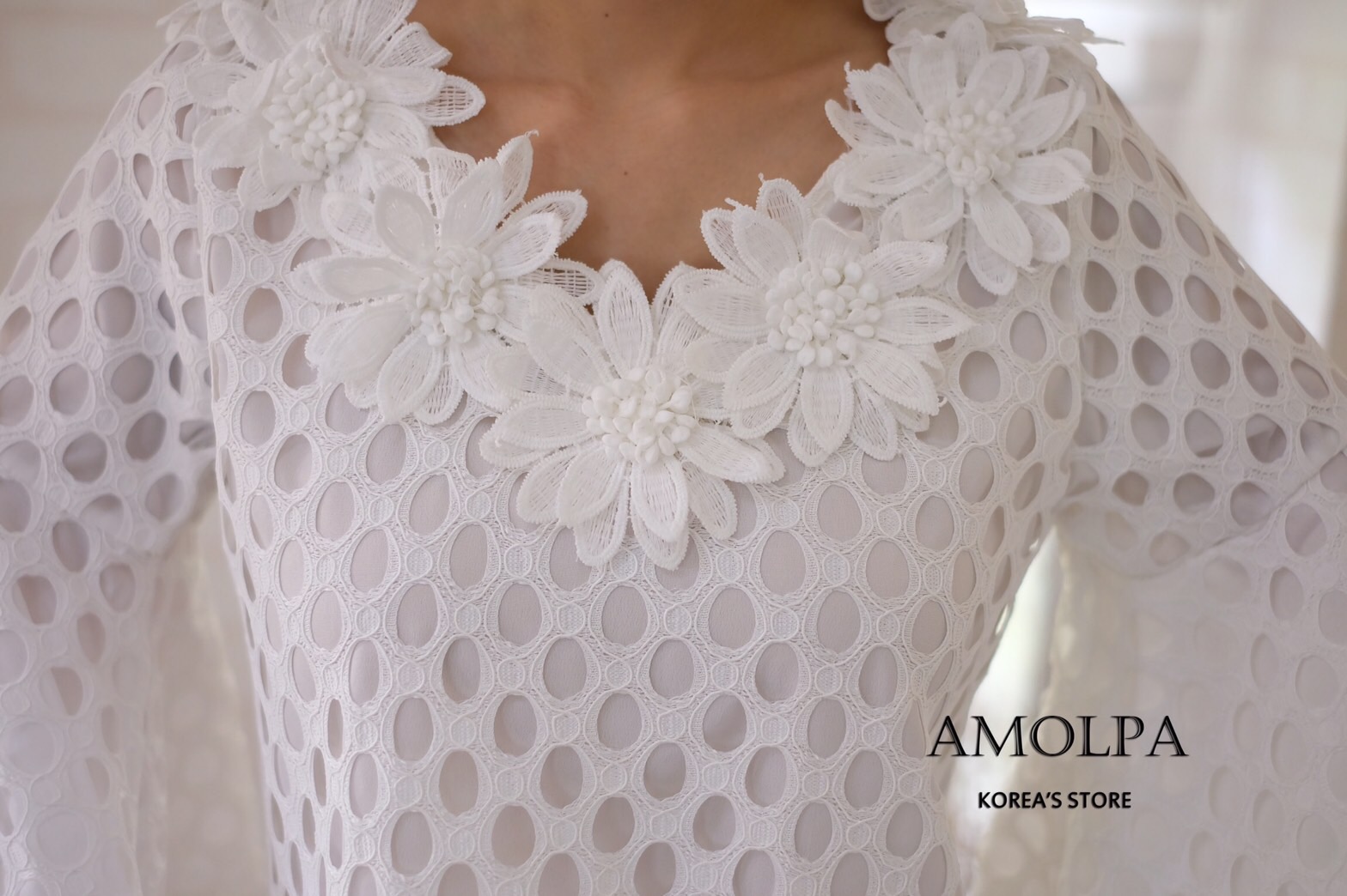 เดรสลูกไม้สีขาวแขนกระดิ่ง