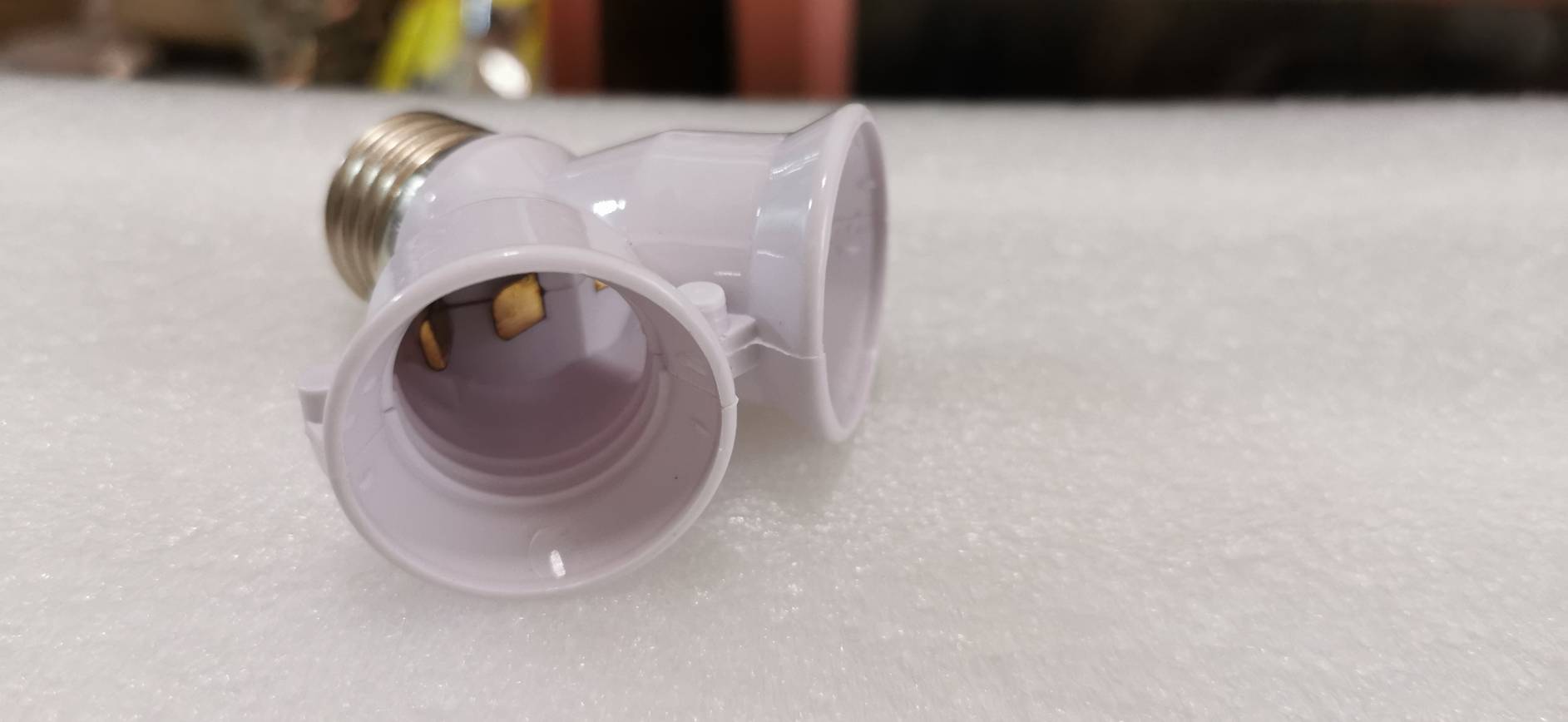 OT131 ขั้วต่อหลอด E27 เข้า 1 ออก 2 ขั้วสั้น ***ใช้กับหลอดรวมไม่เกิน 100 วัตต์