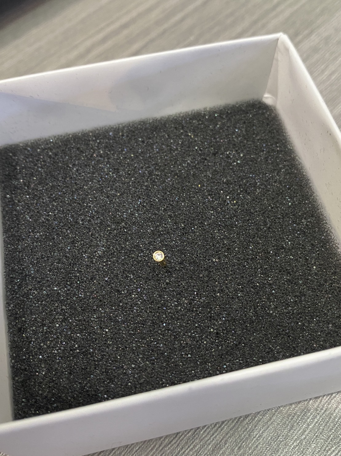 จิวจมูกสำหรับผิวแพ้ง่าย จิวก้านตรง สแตนเลสเกรดมีดตัดแพทย์ คริสตัลสีขาว 2MM ก้านสีทอง_N02