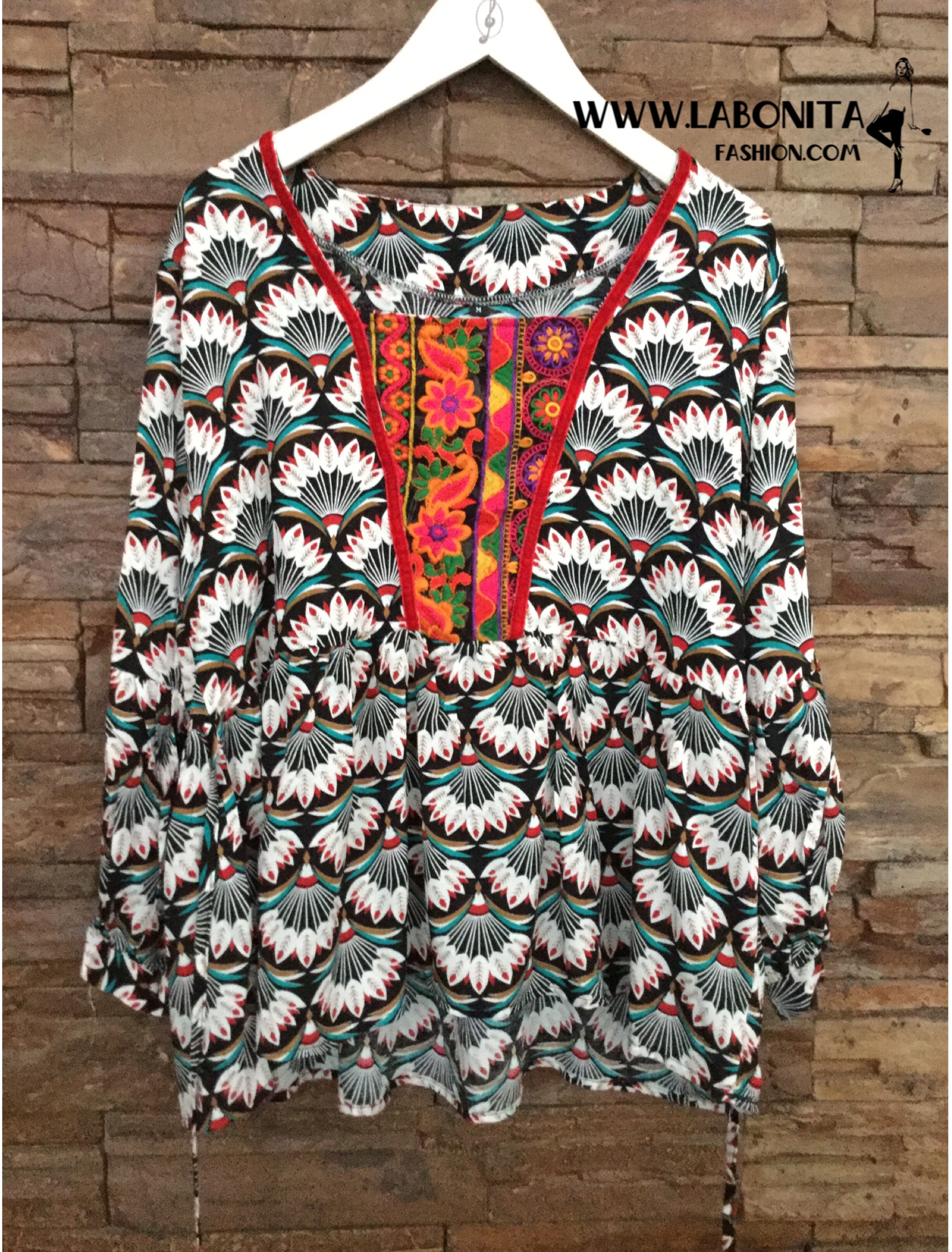 เสื้อโบฮีเมียนทรงสวย อกเสื้อปักลายชนเผ่างานน่ารักมากๆค่ะ