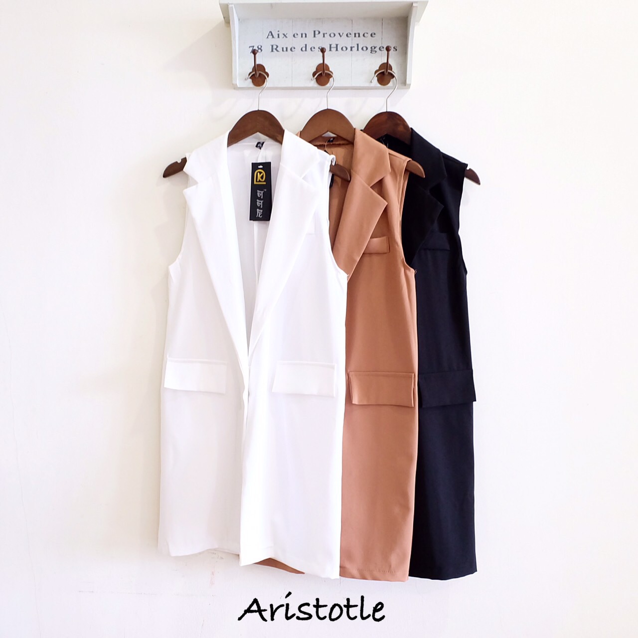 Blazer HYO เสื้อคลุมคอปกยาวแขนกุด ทรงสวยแต่งกระเป๋าหลอก ให้ดูเก๋ ใส่เดินเล่น ชิวๆๆหรือใส่ทำงานก็สวยมากค่า งานเกาหลีค่า ลุคดูแพงมากค่า