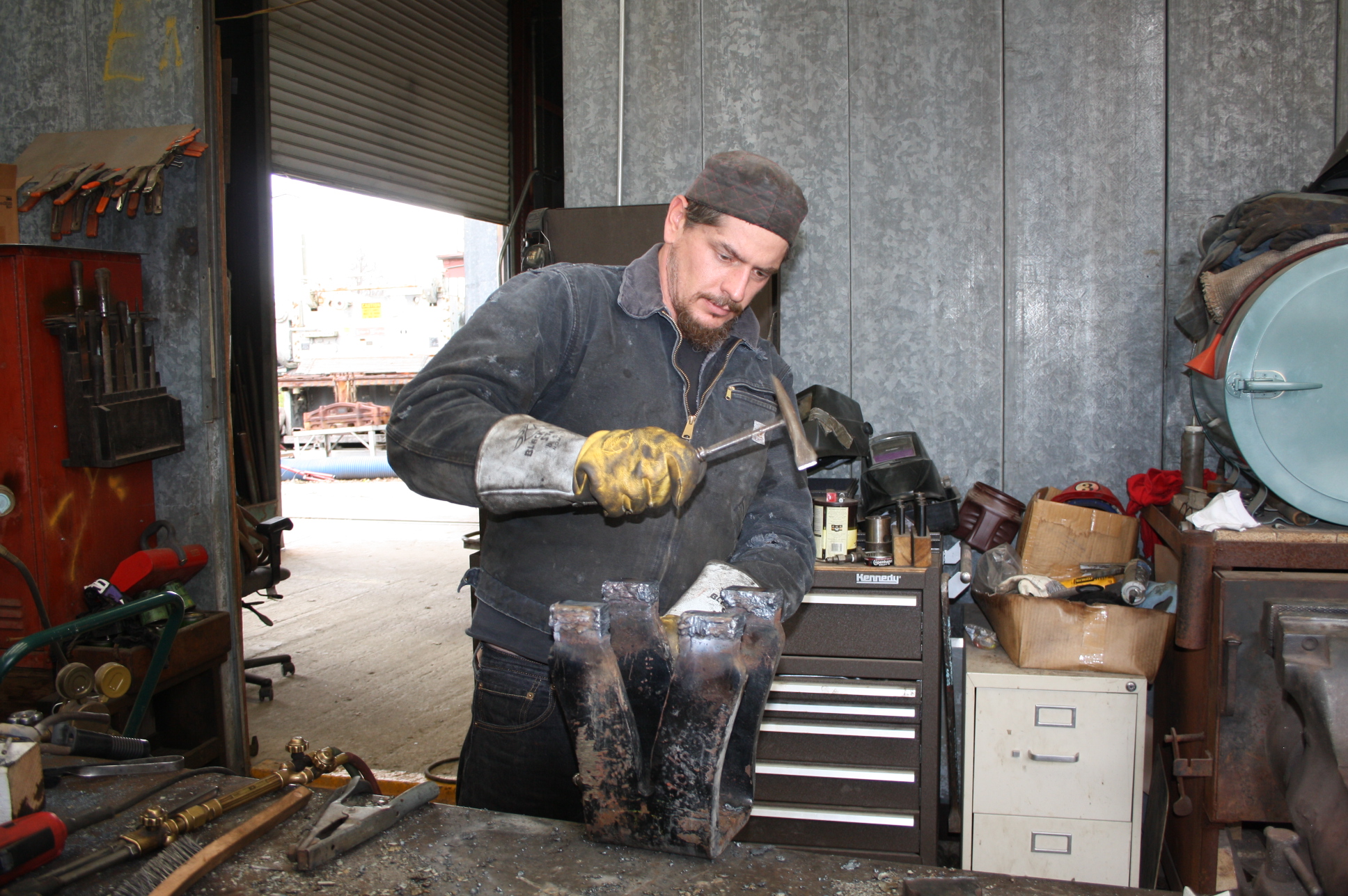 HM01 ฆ้อนเคาะขี้เชื่อม ขี้แสล็ก ช่วยให้งานเชื่อมแข็งแกร่งกว่าเดิม พร้อมสปริง ด้ามลดแรงสะท้อน