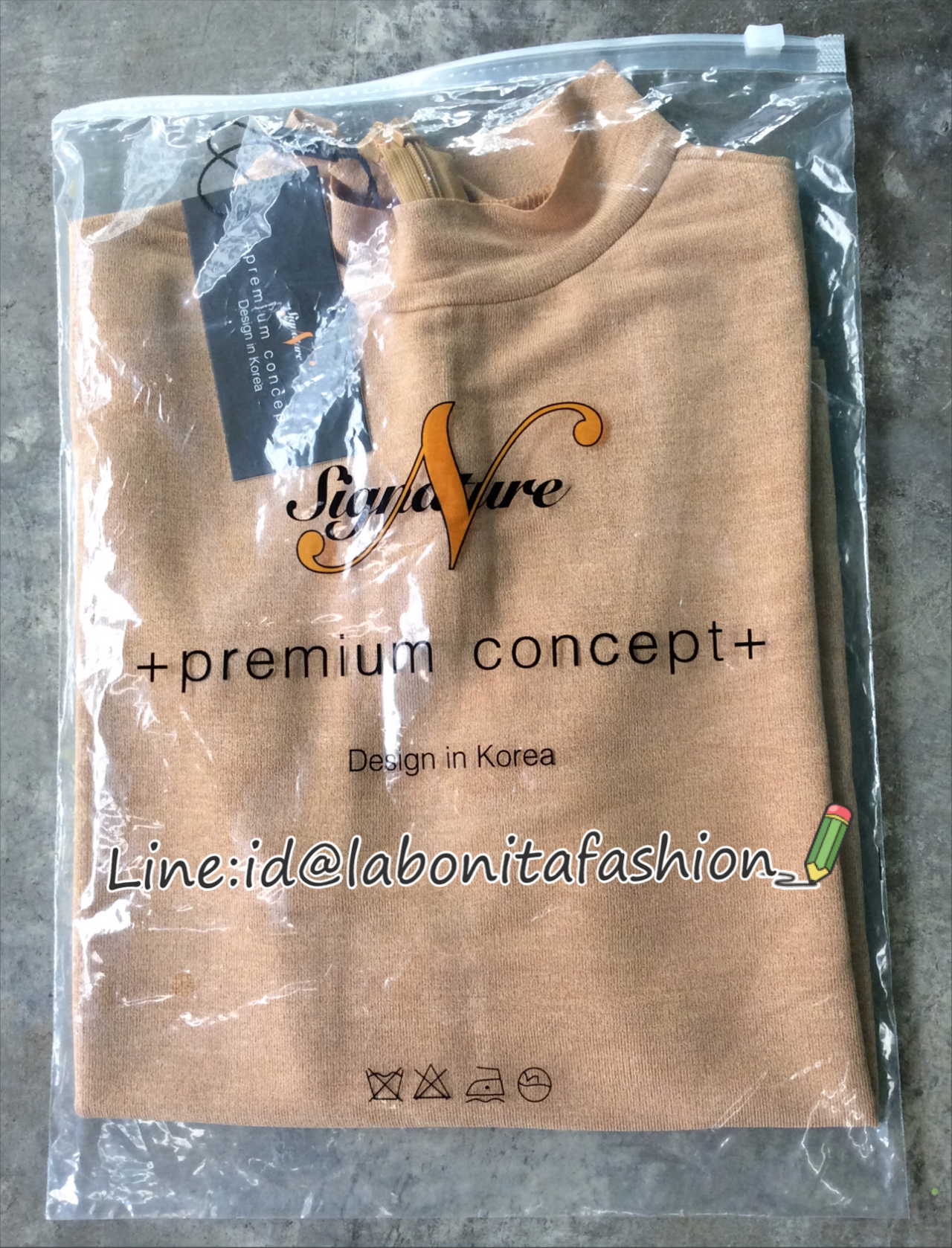 RE-STOCK ขาายดีมากๆๆๆ สินค้าพร้อมส่ง...Hot Item... เสื้อคอปีนผ้าเกาหลี ดีเทลด้านหลังใส่ซิป ผ้าเบา ใส่สบายแพทเทิร์นคือดี รอบนี้จัดแต่สีโดนๆทั้งนั้นเลยค่ะ แมทกับอะไรก็เผ็ชช ตามรูปค่ะ จัดการครบสียังคะ งานn signature premium concept