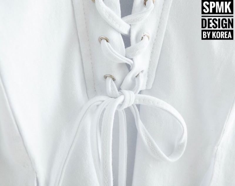 BRAND: SPMK เสื้อยืดเพชรปักเก๋มากๆรุ่นเชือกผูกเอวทำให้ดูเอวคอดขึ้นอยู่กับรูปร่างแต่ละคนจะผูกมากผูกน้อย สามารถดีไซน์ได้ดังใจ ผ้าดีมีน้ำหนัก ทรงสวยน่ารักมว๊ากๆ
