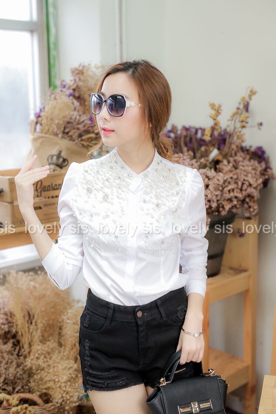 เสื้อเชิ้ตคอปีน แขนยาว กระดุมเรียงแต่งสาบซ่อน เพิ่มความหรูด้วยเพชรและมุกสีเดียวกับสีเสื้อ ผ้าเชิ้ตเนื้อดี ยืดหยุ่น ใส่สวย แมทช์กับกระโปรงหรือขายาวดูดีสุภาพนะคะ