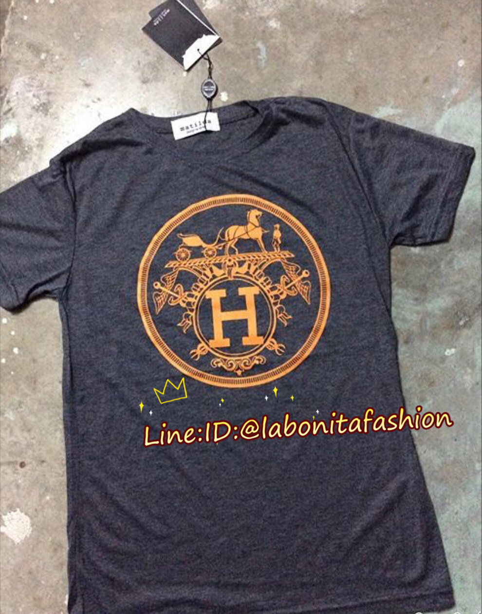 เสื้อยืดแขนสั้นแต่งคอกลม งานตัดเย็บด้วยเนื้อผ้ายืดที่สั่งทอพิเศษอย่างดีค่ะ มาพร้อมงานสกรีนลวดลายแบรนด์ hermes ค่ะ สวยเท่ห์มากๆ