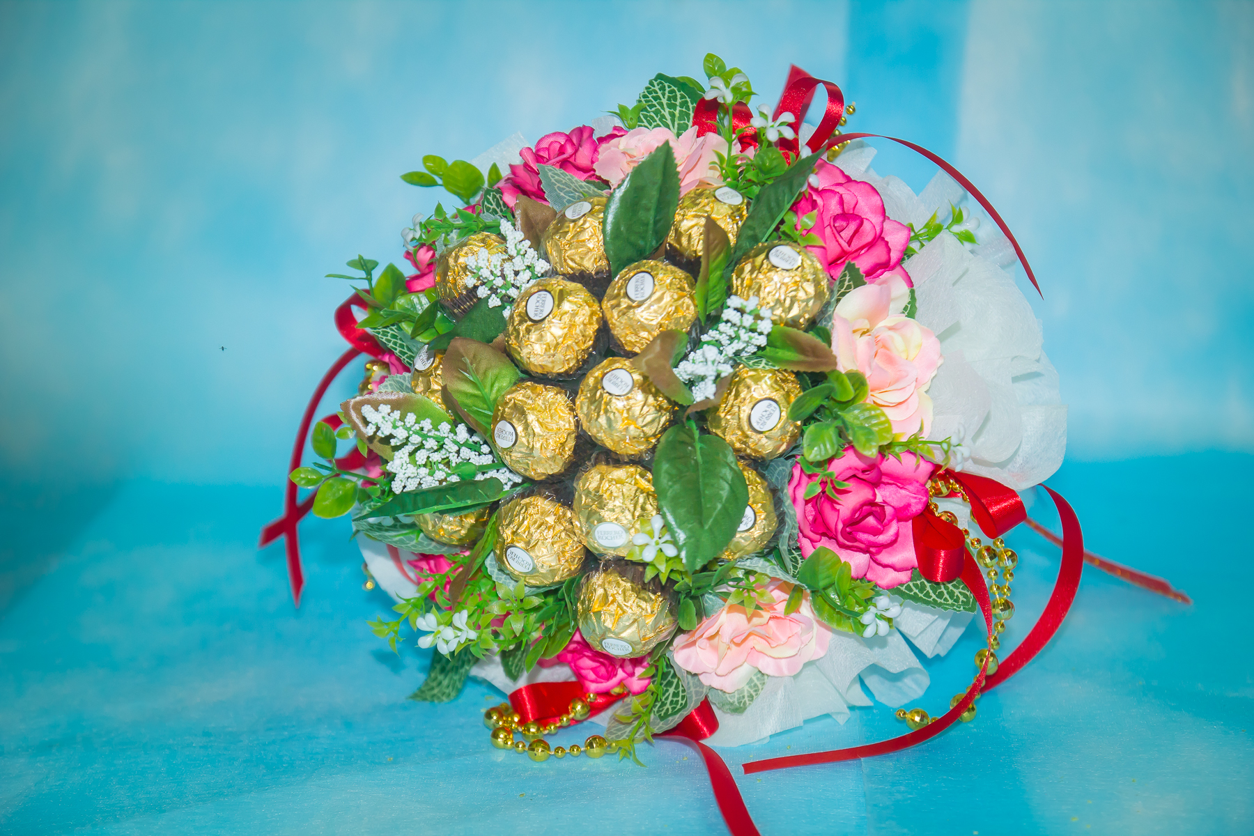 ช่อเฟอเรโร่ (Ferrero Rocher) 15 ลูก ดอกกุหลาบสีชมพูหวาน กระดาษสีขาว ต้อนรับเทศกาลวันวาเลนไทน์