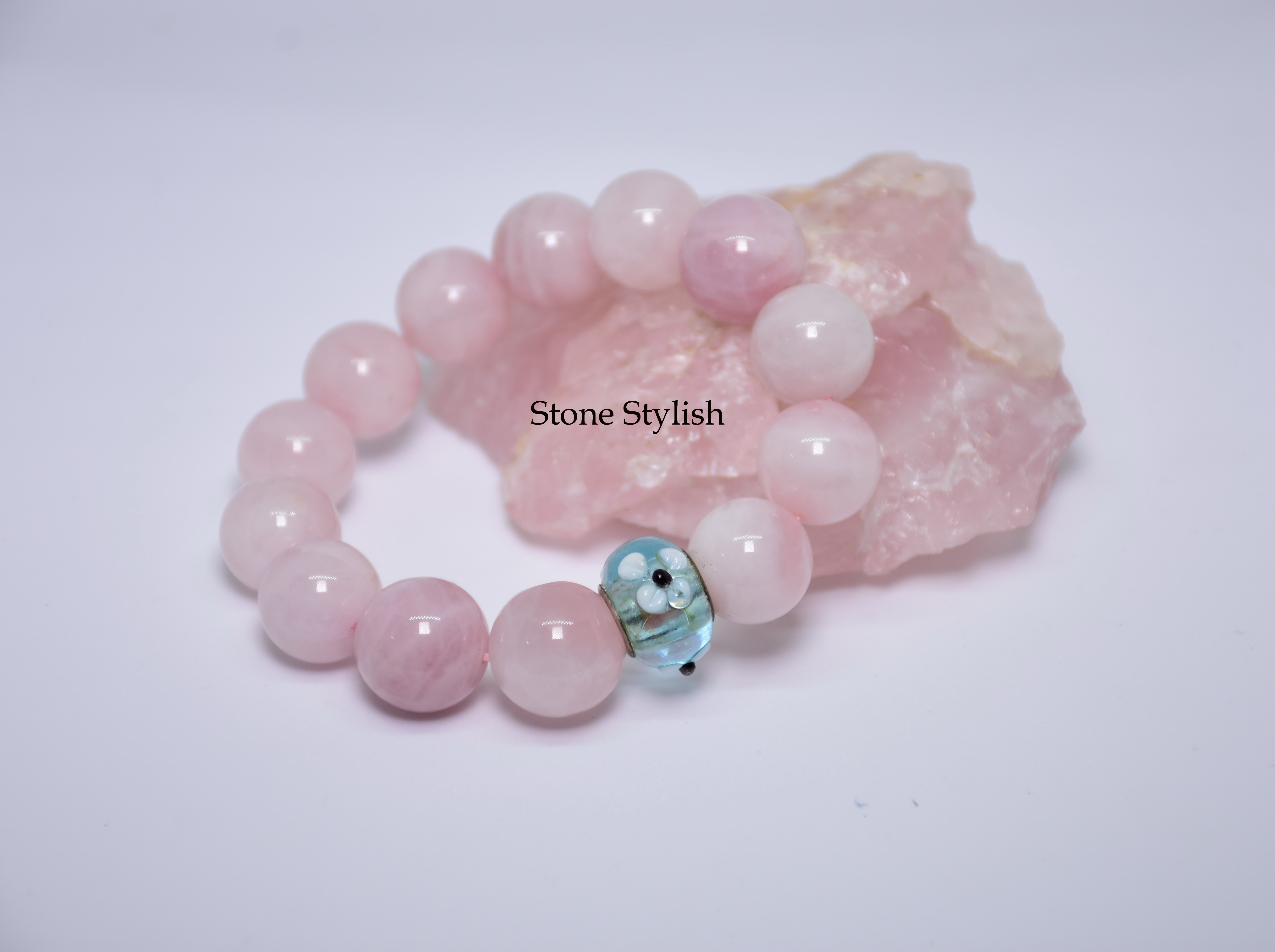 สร้อยข้อมือ โรสควอทซ์ มาดากัสการ์ (Rose Quartz) ขนาด 10 มิล แต่งหัวดอกไม้สีฟ้า