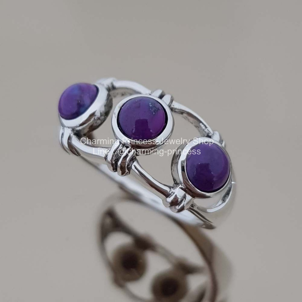 แหวนเทอร์ควอยซ์สีม่วง แหวนหินนําโชค เงินแท้ 925 พลอยสีม่วง ทรงกลม 5 มม / 3 เม็ด Purple Turquoise Band Rope Design Three Stone Sterling Silver Ring