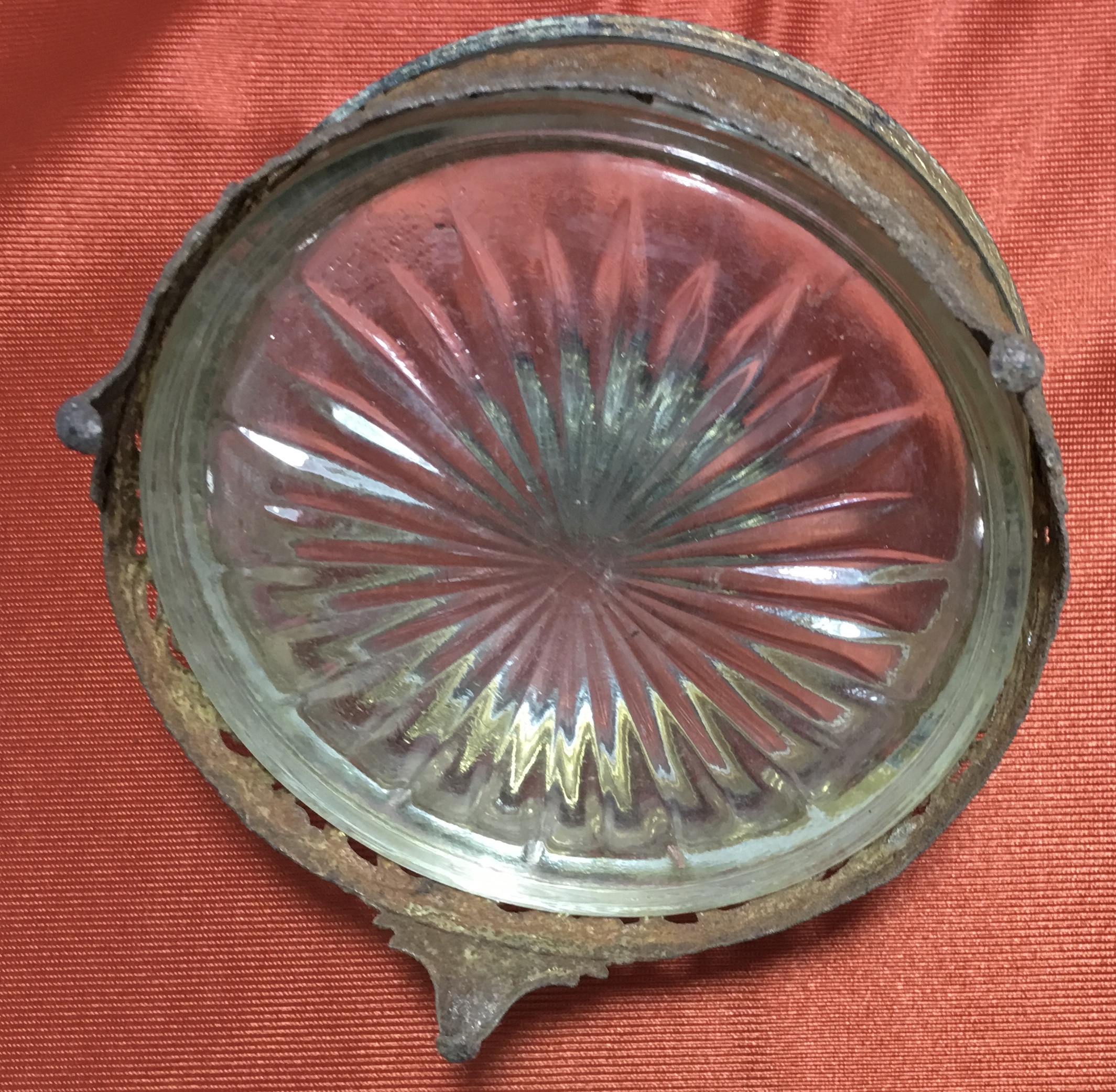 ภาชนะเครื่องแก้วโบราณใส่ของ มีฝาปิดหมุนเกลียว เก่าและชำรุด