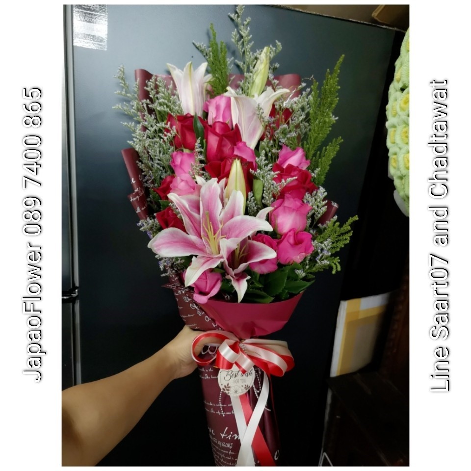 ช่อดอกกุหลาบชมพู แซมดอกลิลลี่