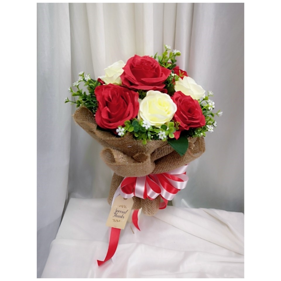 ช่อดอกกุหลาบขาวแดง