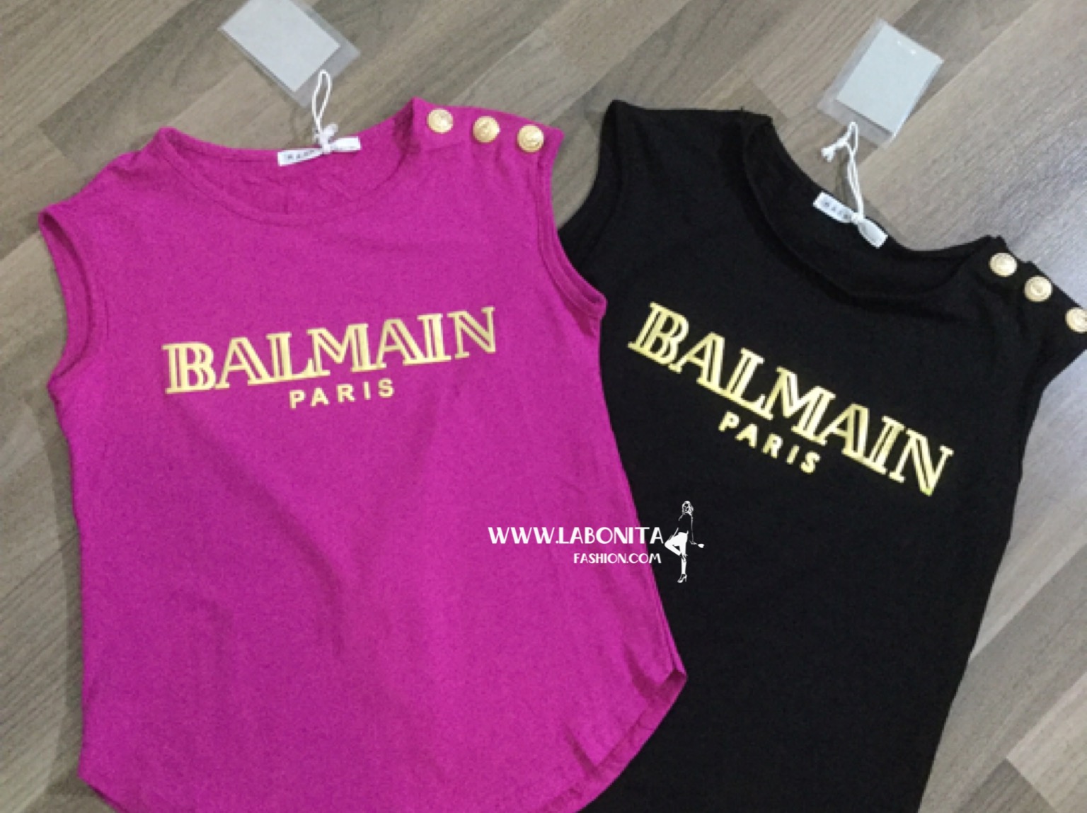 เสื้อยืดแขนกุด BALMAIN ติดกระดุมทองที่ไหล่แบบดาราใส่
