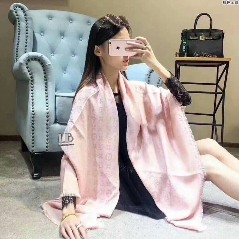 ผ้าคลุมไหล่ ผ้าพันคอ Lv ผ้าเนื้อดี นุ่ม ทอลายในตัว ลายคมชัดค่ะ หนาวนี้ห้ามพลาดค่ะ