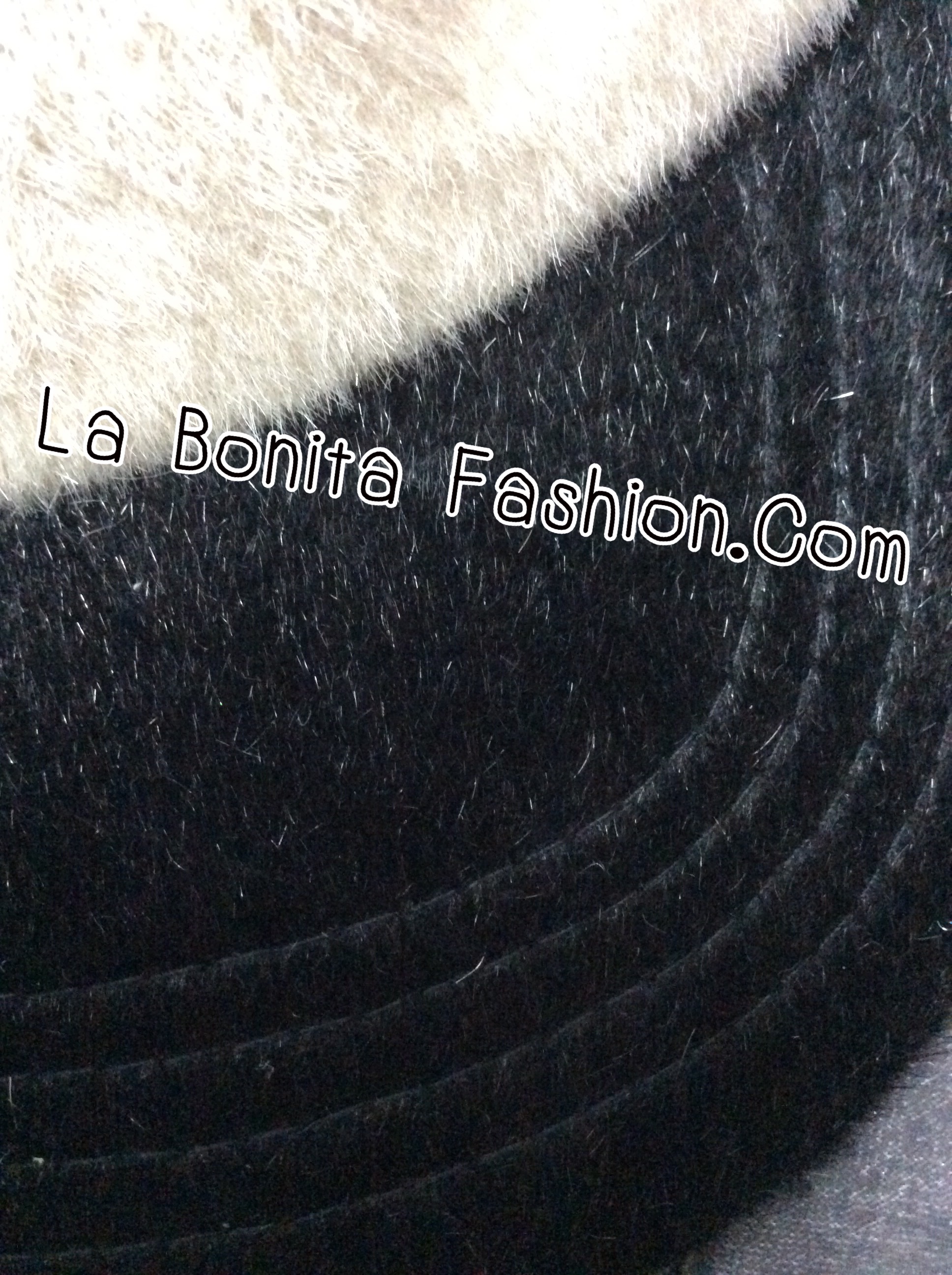 หมวกCap แบรนด์ดัง Tu'i รุ่น Lemited หน้าหมวกปักโลโก้ Hotel de Tu'i ผ้ากำมะหยี่สีครีมตัดกับปีกกำมะหยี่สีดำ แบบคุณวุ้นเส้น คุณจุ๋ยใส่ ไอเท็มสำคัญของสาวๆติดรถไว้ ไปไหนหยิบลงไปใส่ได้ทันทีค่ะ งานสวยตามแบบออริจินอลเป๊ะๆๆ ด้านหลังปรับขนาดได้ สนใจจองด่ว