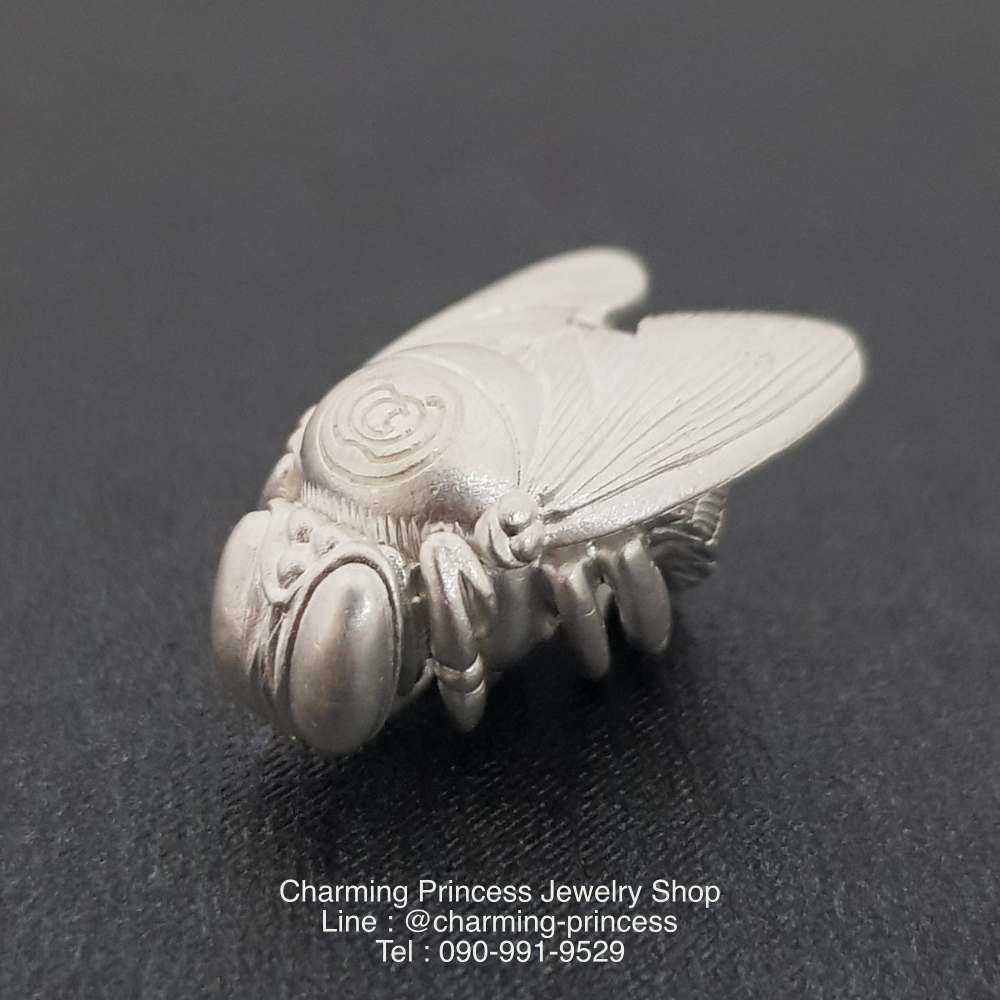 พญาภู่คำ ต่อเงินต่อทอง เนื้อเงิน เครื่องรางของขลังทำพิธีปลุกเสกแล้วคะ พญาแมลงภู่คำนี้ นับเป็นเอกทางโชคลาภ เมตตา ส่งเสริมดวงชะตาให้มั่งคั่ง ทั้งทรัพย์สิน ยศศักดิ์ เป็นที่รักใคร่เอ็นดูของผู้คนทั้งหลาย อีกทั้งยังป้องกันคุณไสยมนต์ดำ