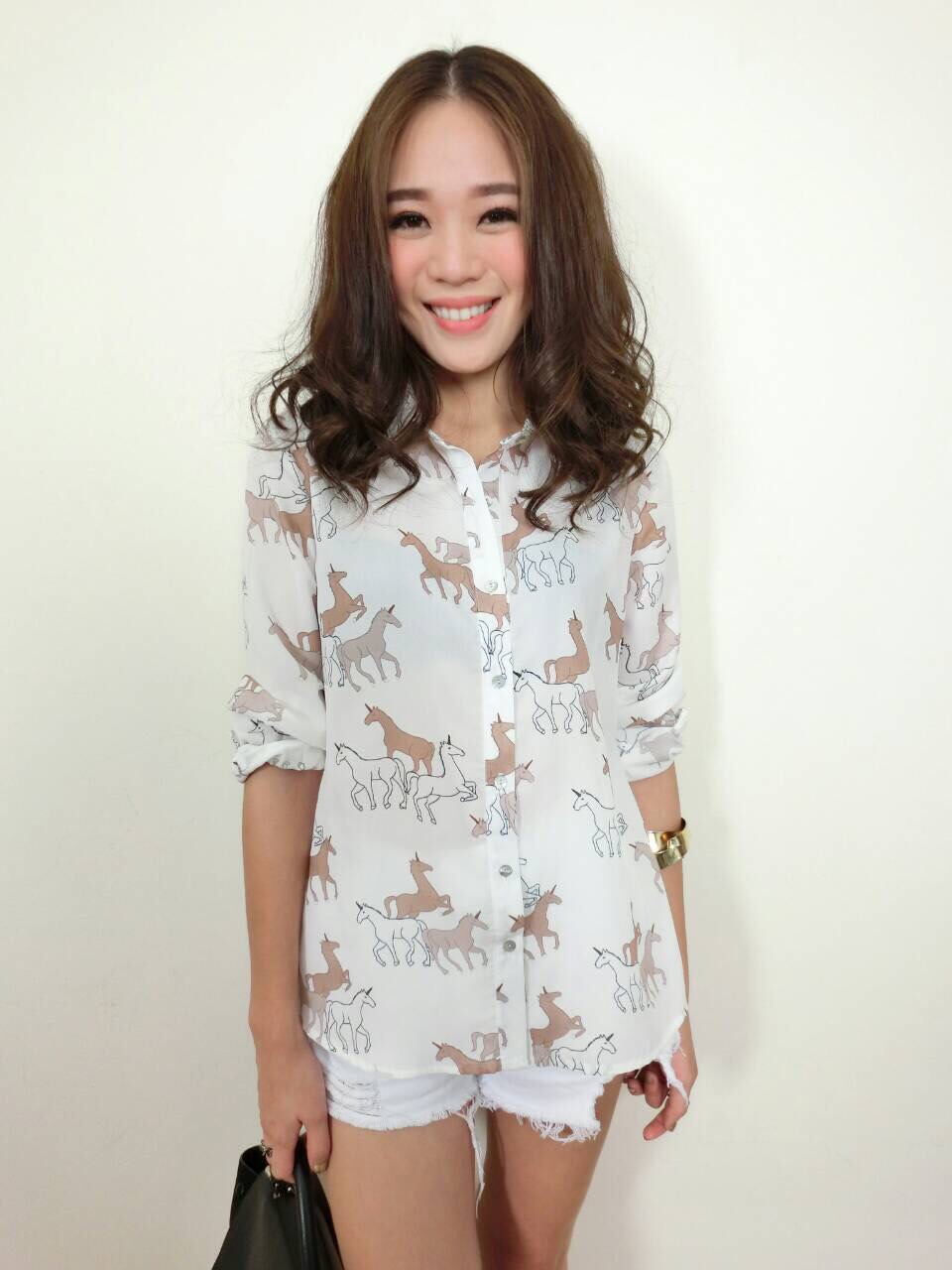 เสื้อเชื้ตผ้าดีมาก ผ้าปริ้นลายม้าน่ารักๆ มาพร้อมเชือกมัดเอว (ลายเดียวกับเสื้อ) สามารถนำมาผูกเอวหรือทำเป็นที่ประดับผมค่ะ