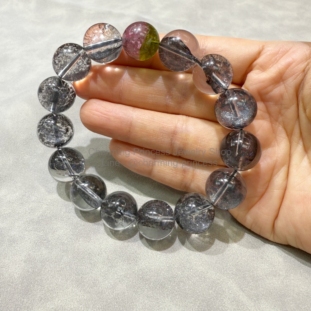 Hematite in Quartz 15.5-15.9 mm เฮมาไทต์ ใน ควอตซ์ เป็นอัญมณีที่หายากเพราะการรวมตัวกันของ Hematite ใน Quartz นั้น เกิดขึ้นยาก และมีเกร็ดประกายสวยงาม