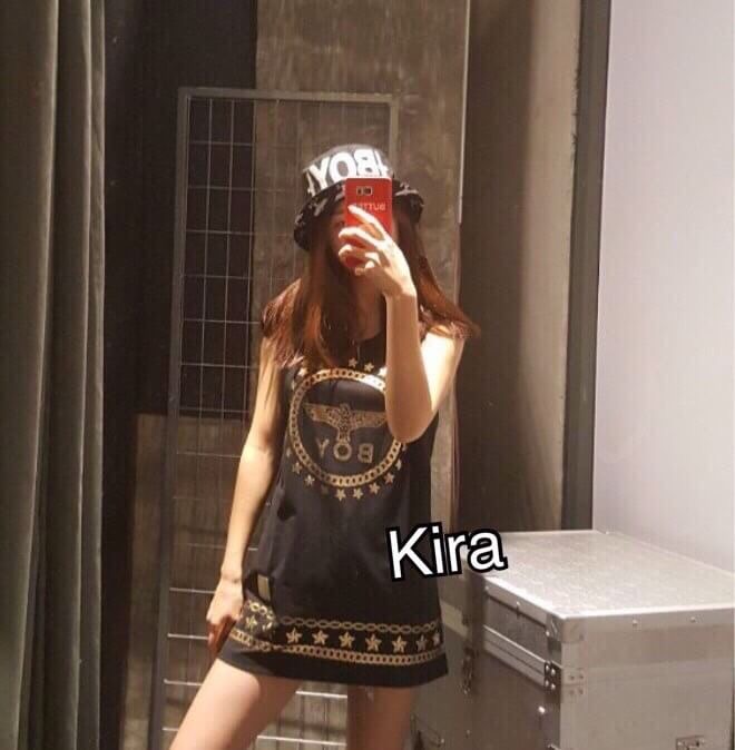 Dress สกรีนลายBOYLONDON สีทอง ลายดาวทอง คอลเลคชั่นล่าสุด ชนชอป ลุคสาวเท่ห์ เลยคร่า คอลเลคชั่นใหม่ เนื้อผ้าสวมใส่สบาย ใส่ได้ทุกโอกาส เริสเลยคร่า ชุดนี้